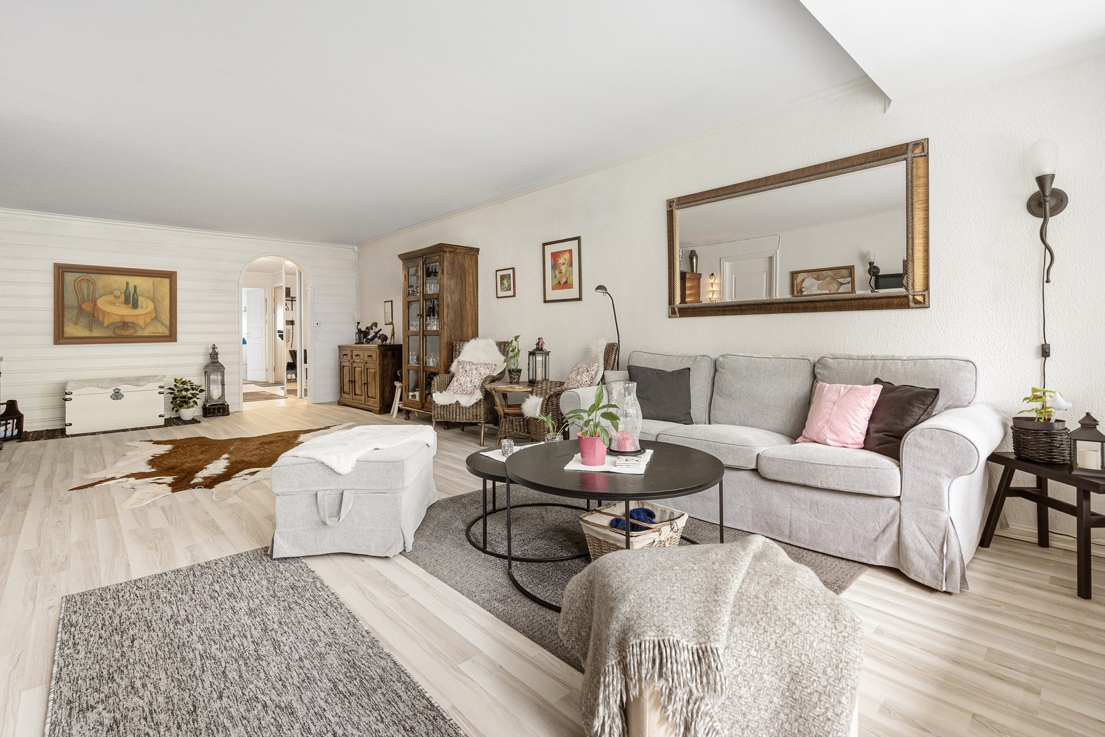 Takhøyden ble i stuen målt til ca. 2,38 m. Galleribilde