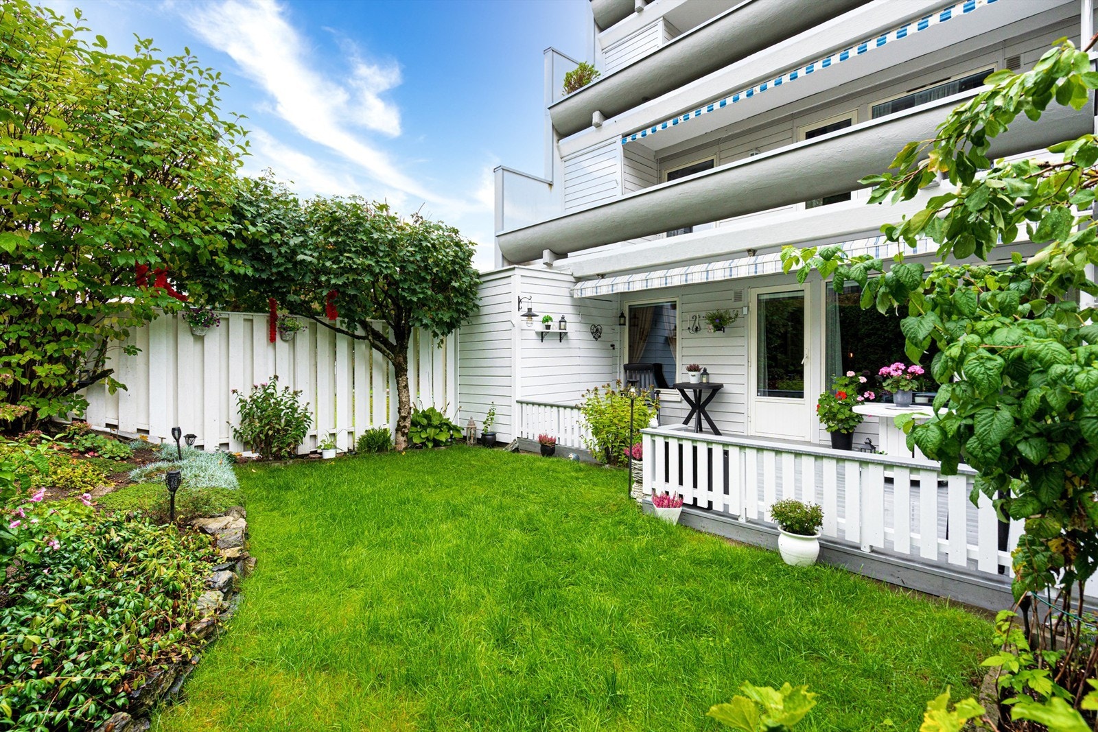 Det er enkelt å forestille seg hvordan små og store vil kose seg på denne fine uteplassen. Fra terrassen er det tilgang til utvendig bod på ca. 3 m². Galleribilde