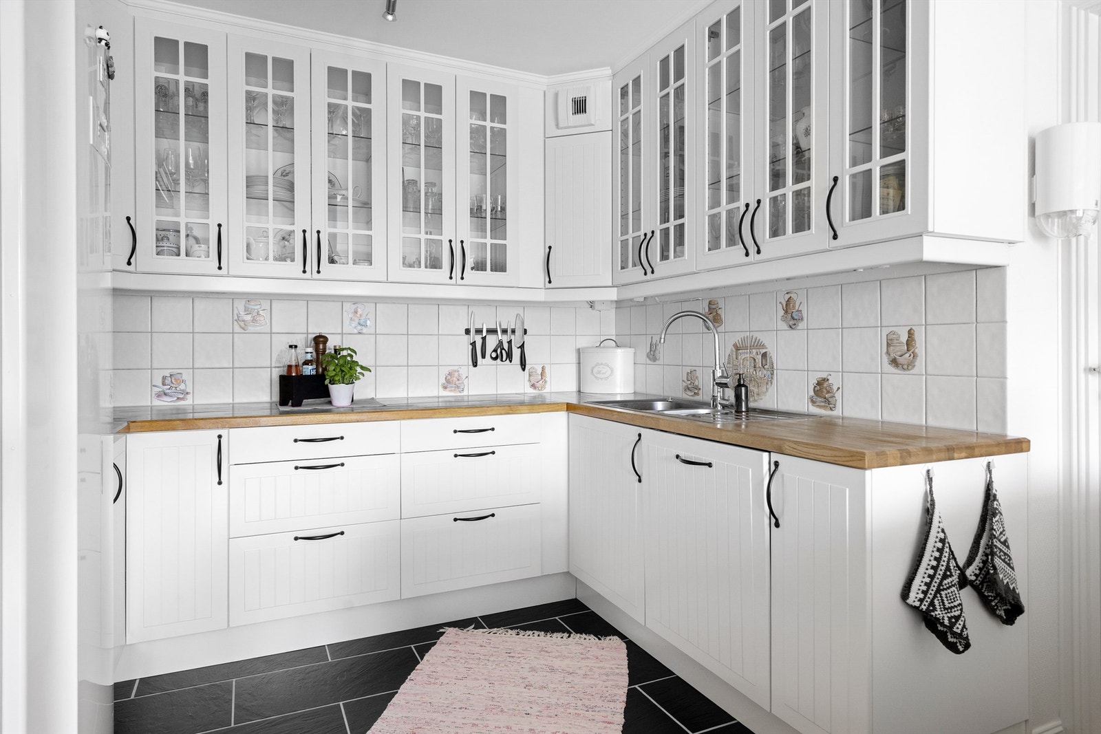 Leiligheten har et lyst og pent kjøkken fra 2006, som byr på rikelig med oppbevarings- og arbeidsplass. Galleribilde