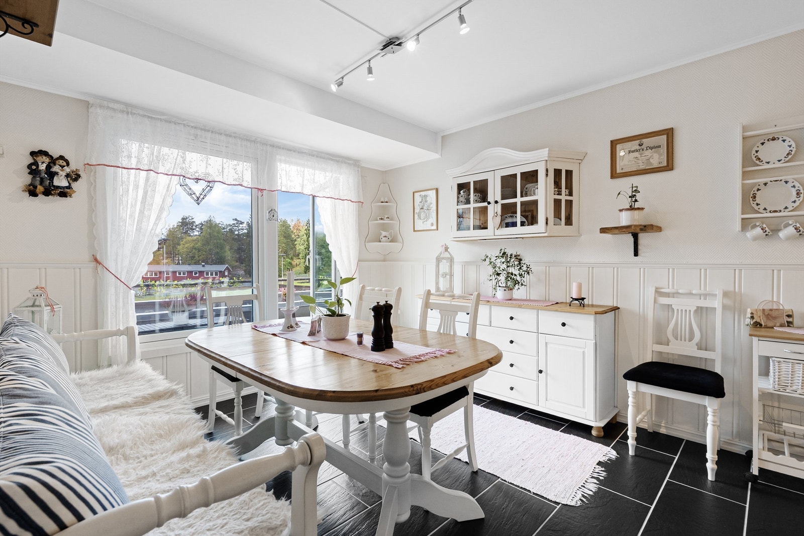 God plass til et større kjøkkenbord, som samtidig har en praktisk nærhet til kjøkkenet. Galleribilde