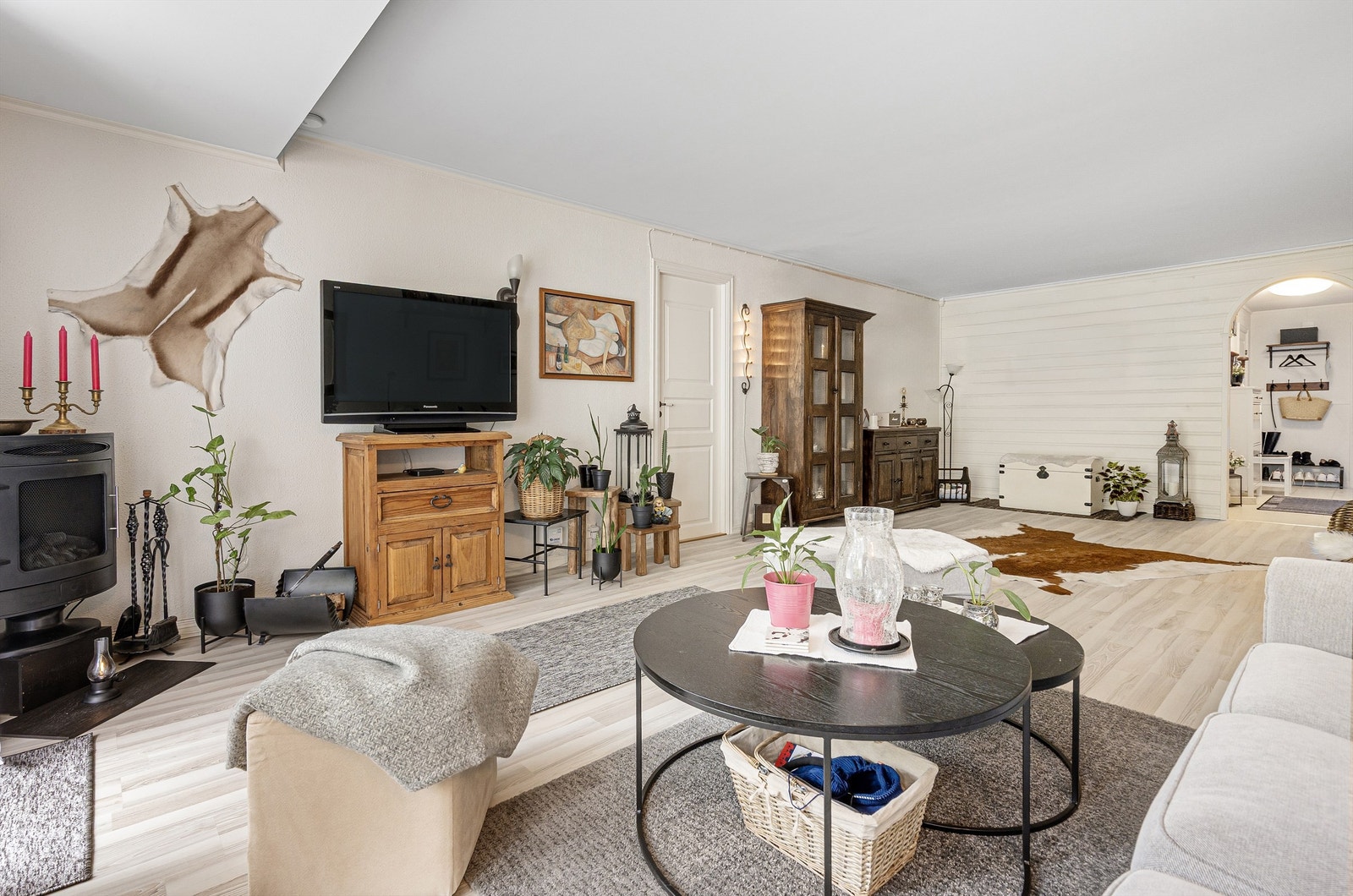 Det er gulvvarme i stuen. Ovnen til venstre i bildet er en elektrisk ovn som ikke medfølger i salget. Galleribilde