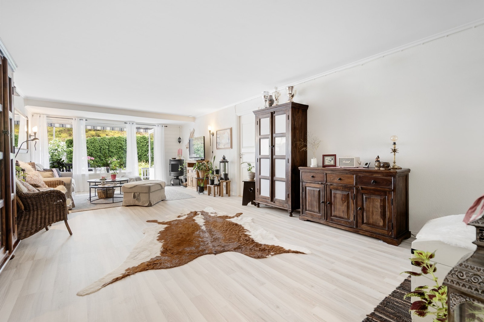 Leiligheten har en romslig stue med god plass til sofa, mediemøbel og spisebord. Galleribilde