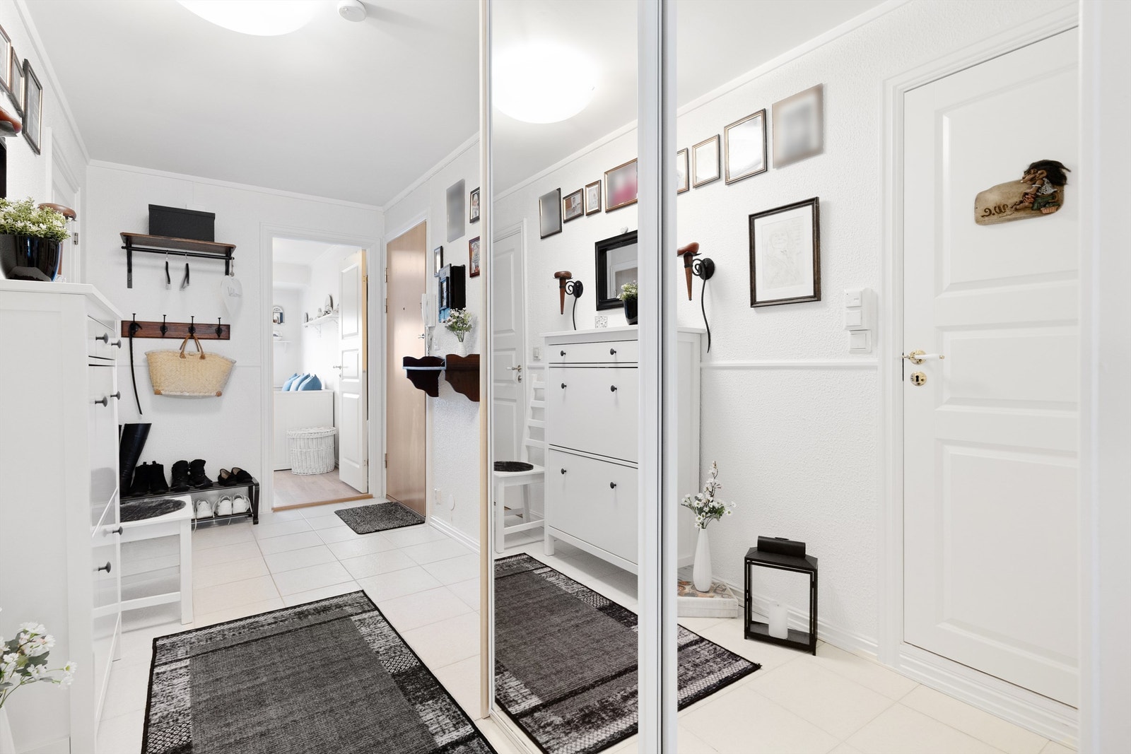 Entréen inneholder skyvedørsgarderobe med speilfronter, som medfølger. Galleribilde
