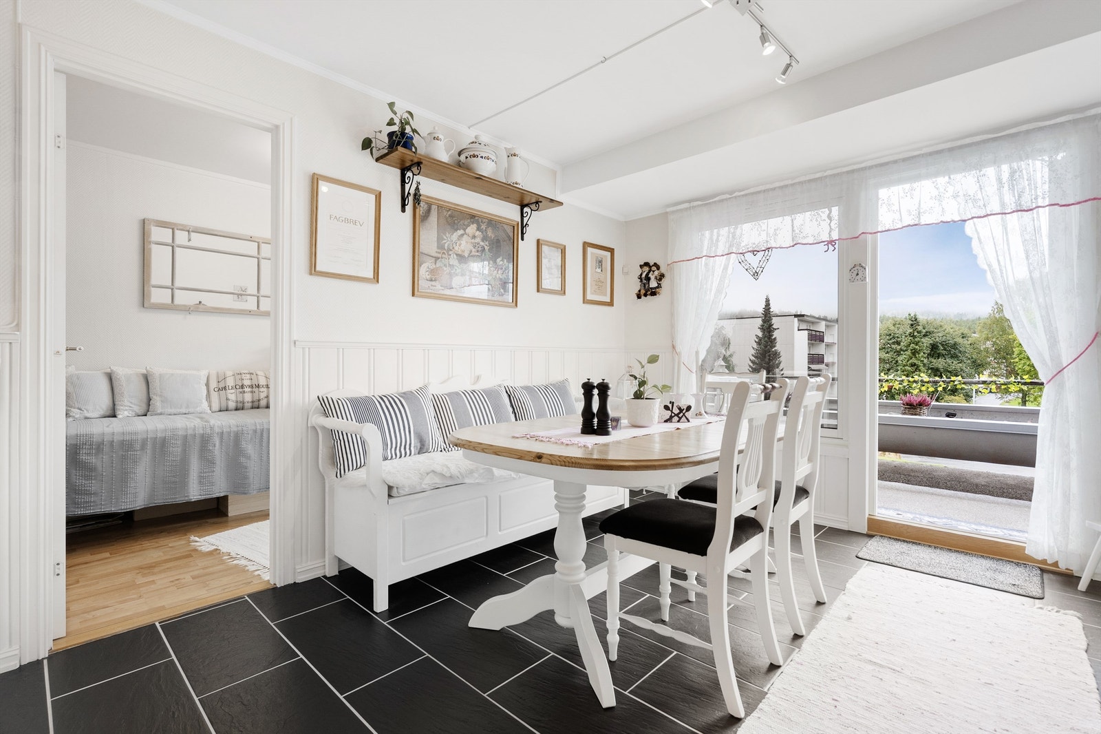 Maten kan du enkelt ta med deg fra kjøkkenet og rett ut på balkongen på sommerstid. Galleribilde