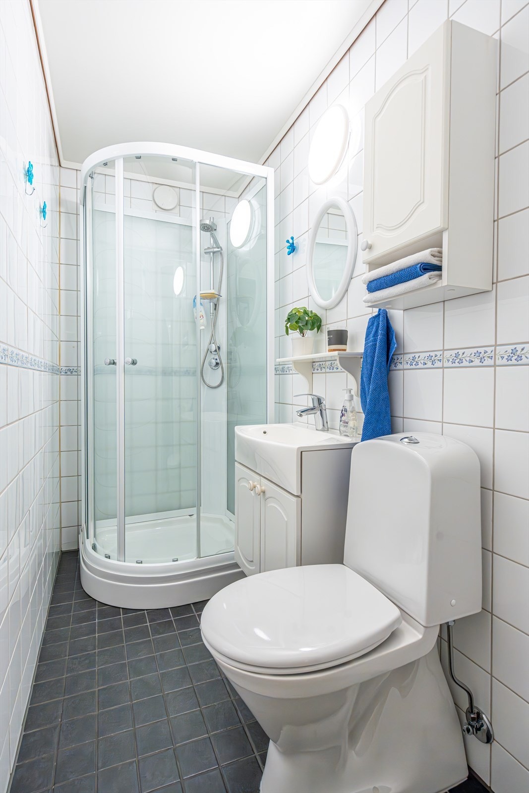 Fra entréen er det inngang til eget bad med servant, wc og dusj. Baderommet er opplyst å være oppgradert i 2016-2017 (Ny membran og gulv. Det ble satt inn nytt toalett og dusjkabinett i samme periode). Galleribilde