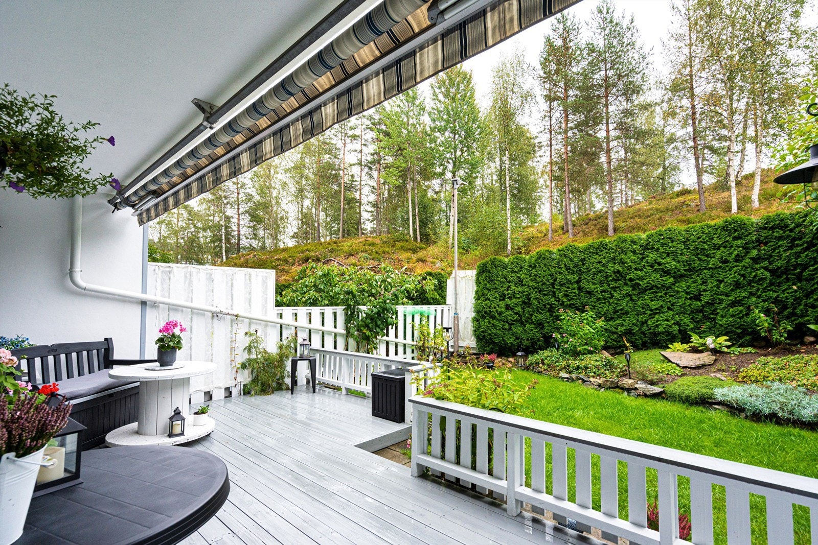 Delvis overbygd markterrasse som er målt til ca. 16 m². Galleribilde