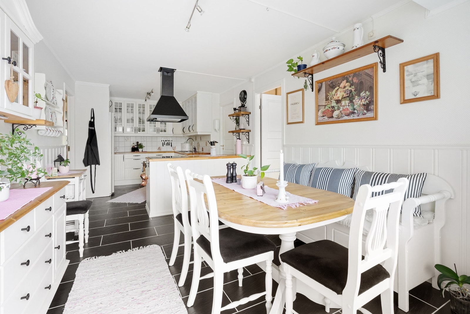 Kjøkkenets gode størrelse gjør rommet alene stort nok til å fungere utmerket som et samlingsrom på linje med stuen, her kan du samle familien og gjestene rundt bordet og samtidig tilberede måltidene i bakgrunnen. Galleribilde