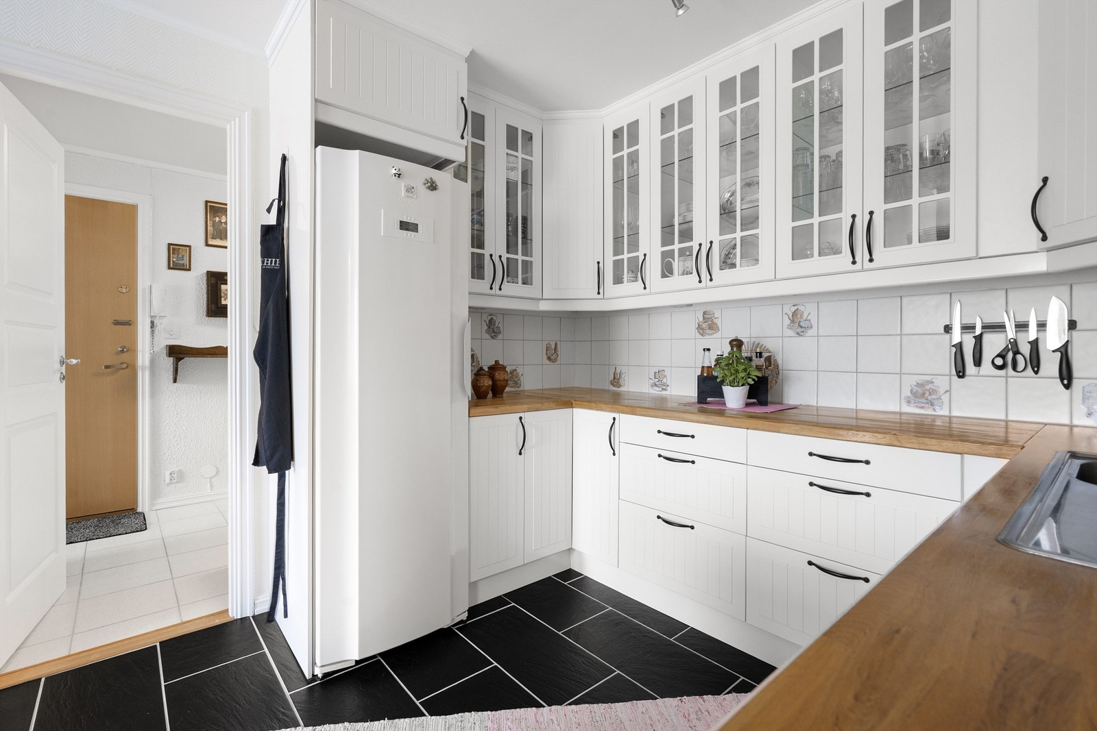 Kjøkkenet har komfyr (fra 2022/2023), keramisk platetopp, oppvaskmaskin, frittstående kjøleskap og et integrert kjøleskap (liten) i øyen. Aquastop/lekkasjevarsler med sensorer og magnetventil er installert. Galleribilde