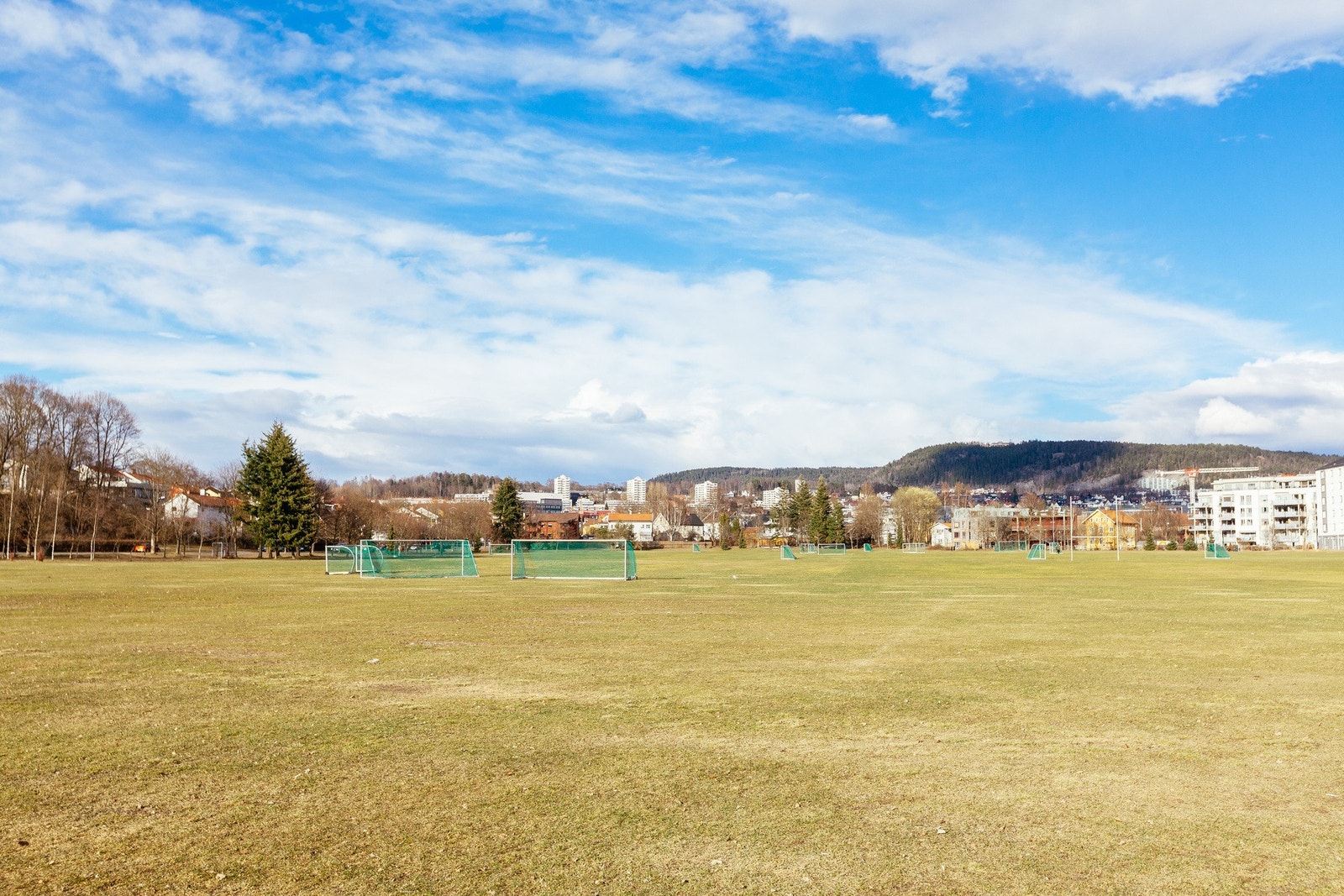 Voldsløkka ligger også rett i nærheten med fotballbaner i parken, skatehall, skøytebane, tenns, bmx bane og strandvolley. Galleribilde