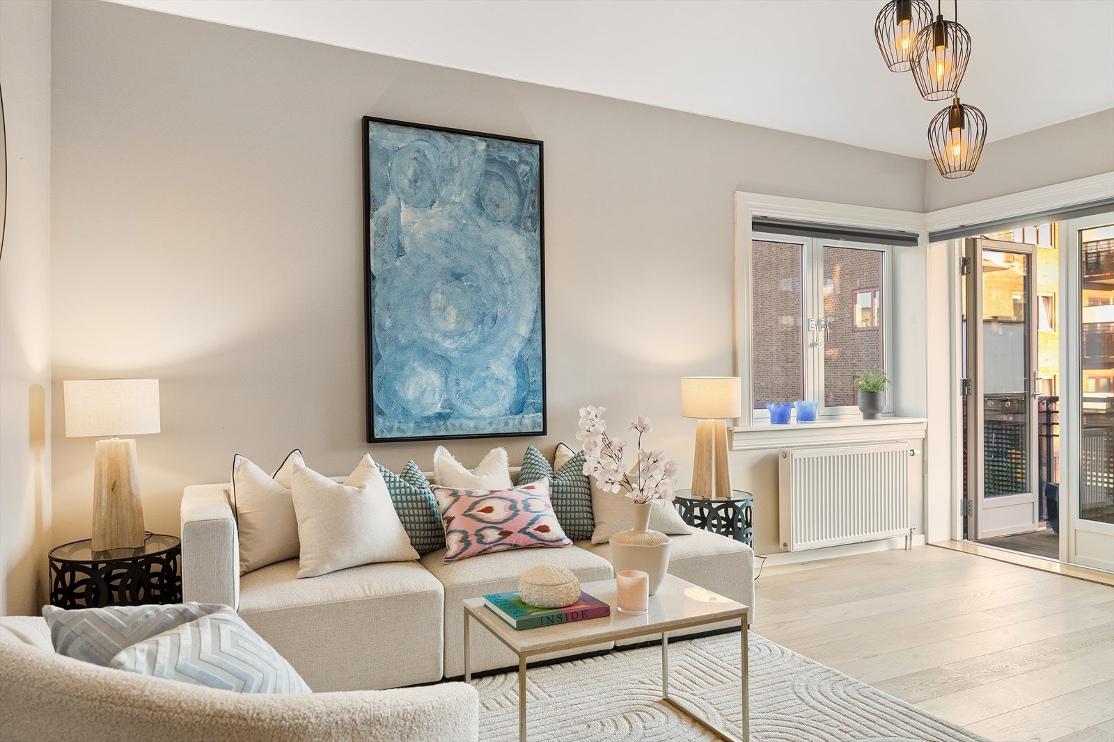 Stuen har god plass til sofagruppe og spisebord, med fleksible møbleringsmuligheter. Galleribilde