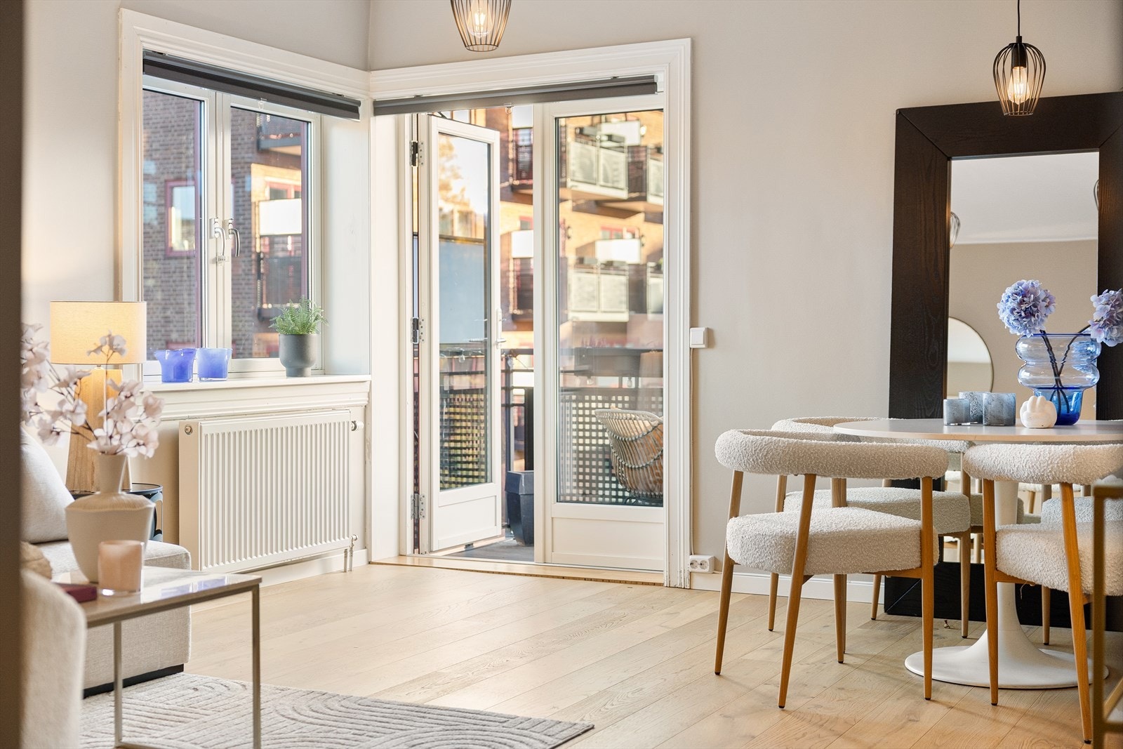 Den lyse og luftige stuen har store vindusflater som slipper inn rikelig med naturlig lys. Galleribilde
