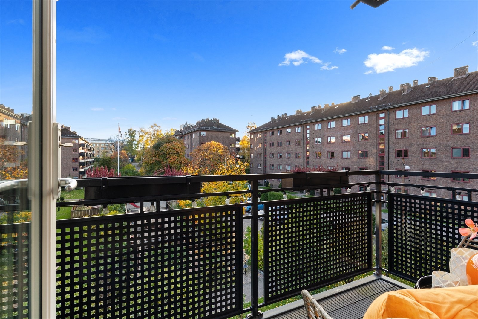 Fra stuen er det utgang til en vestvendt balkong med gode solforhold, som fungerer som en flott forlengelse av rommet. Galleribilde