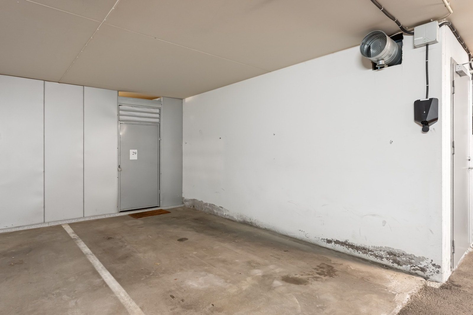 Med leiligheten følger leierett til garasjeplass med el-billader i felles anlegg. Galleribilde