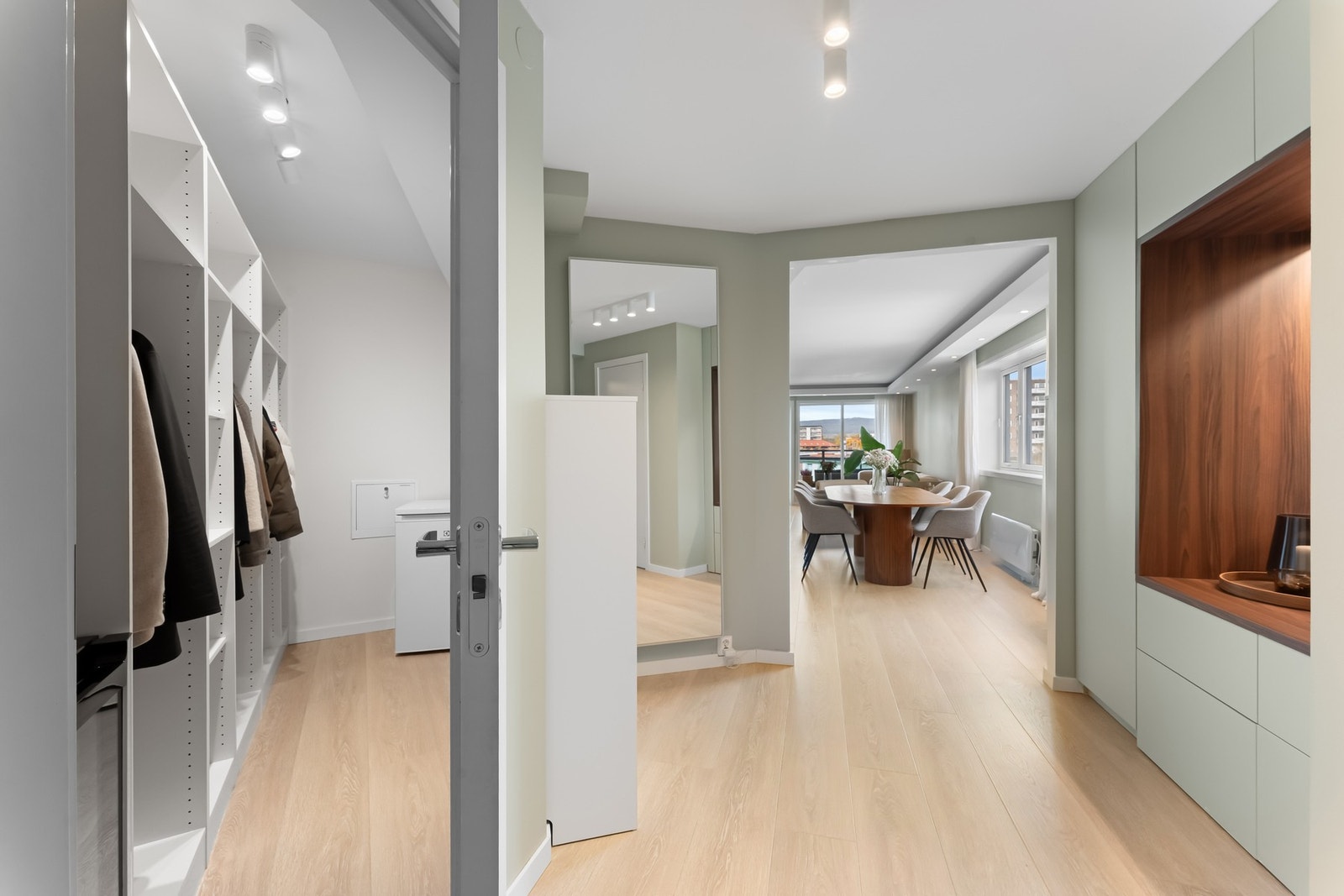 Pen og innbydende entré. God oppbevaringsplass i stor walk-in garderobe. Galleribilde