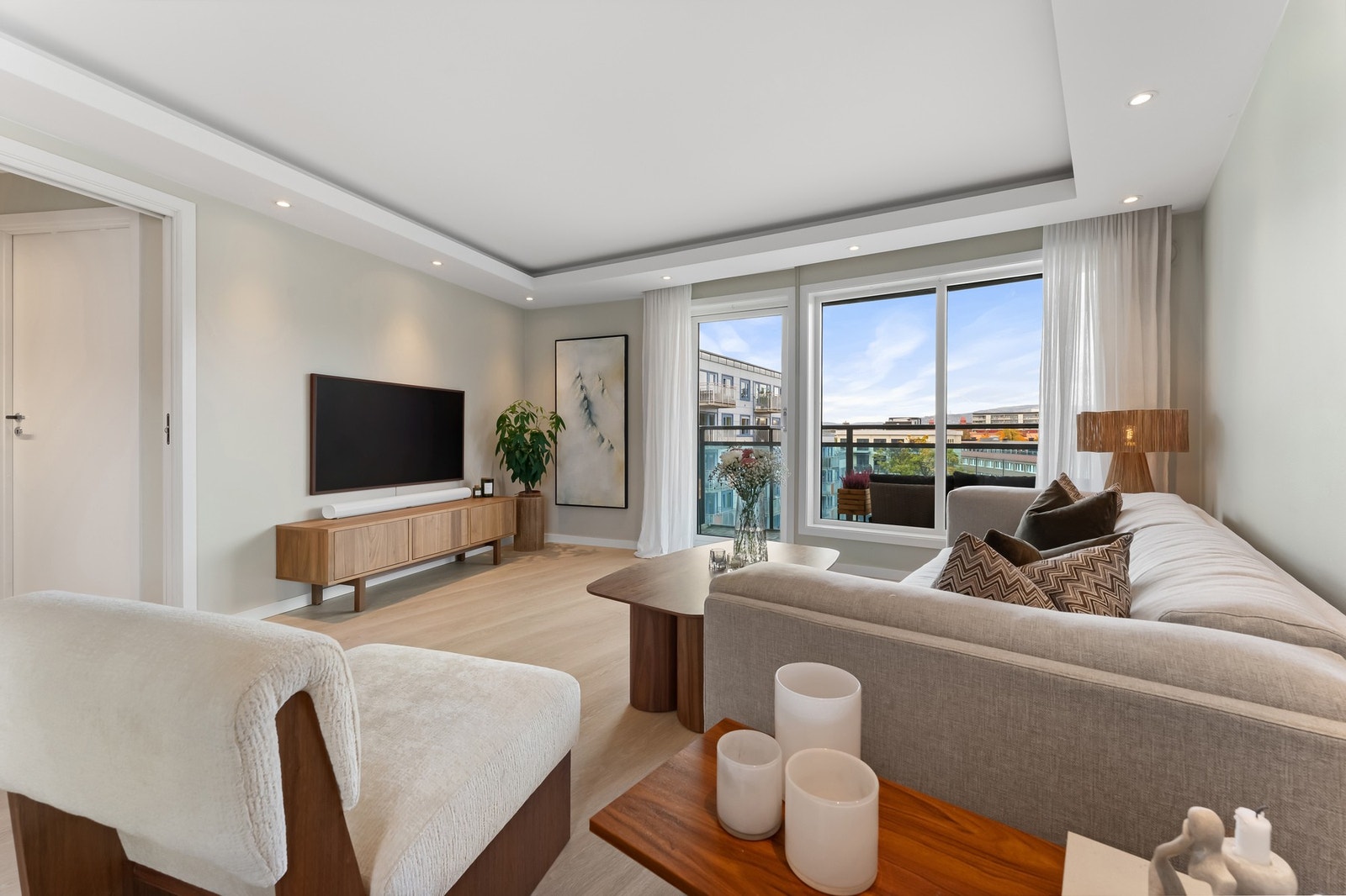 Det er god plass til å innrede med sofa, stoler, bord og tilhørende mediemøblement. Galleribilde