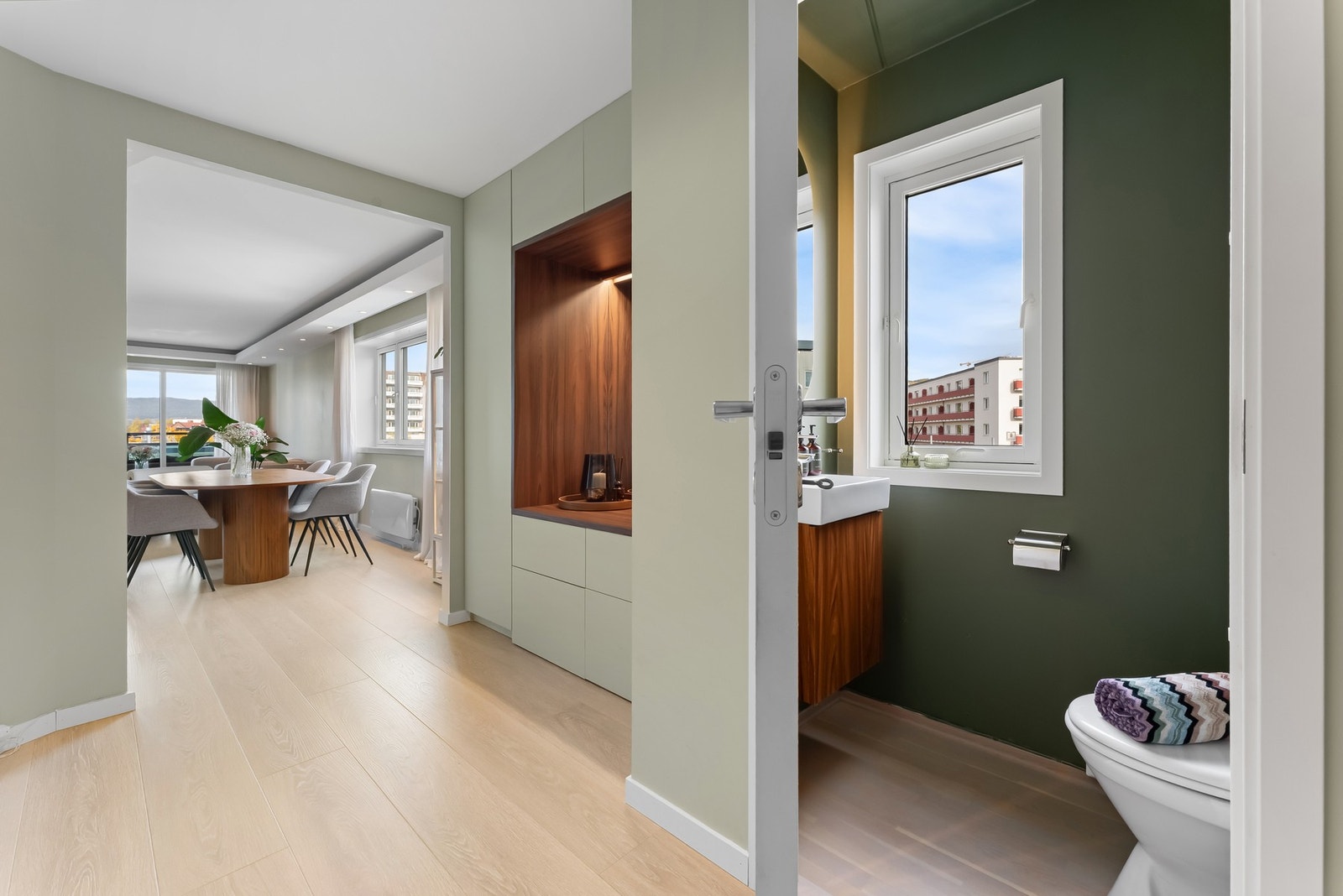 Tilknyttet entréen er det også et praktisk gjestetoalett. Galleribilde