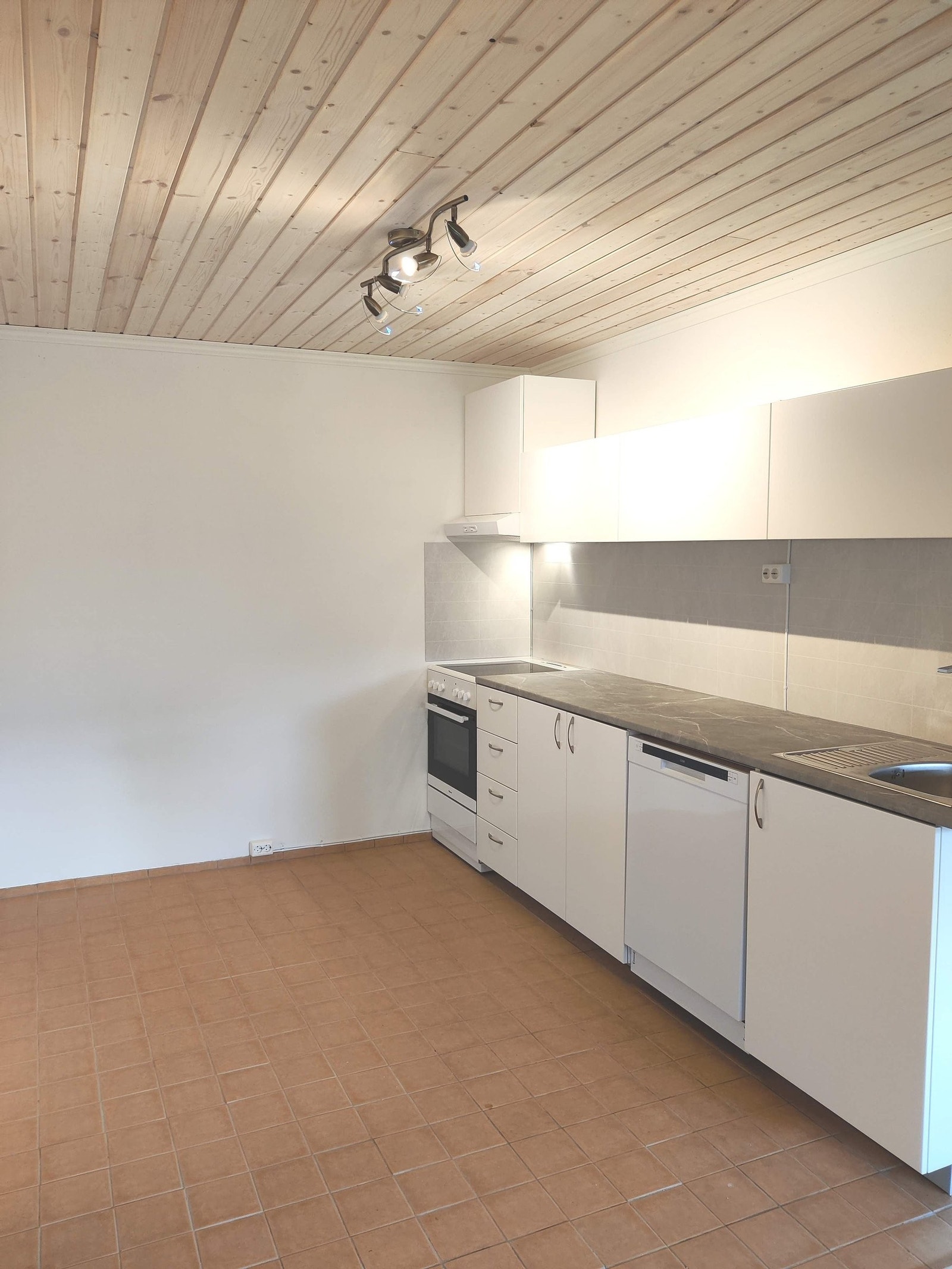 Hybel har nye kjøkken skap Galleribilde