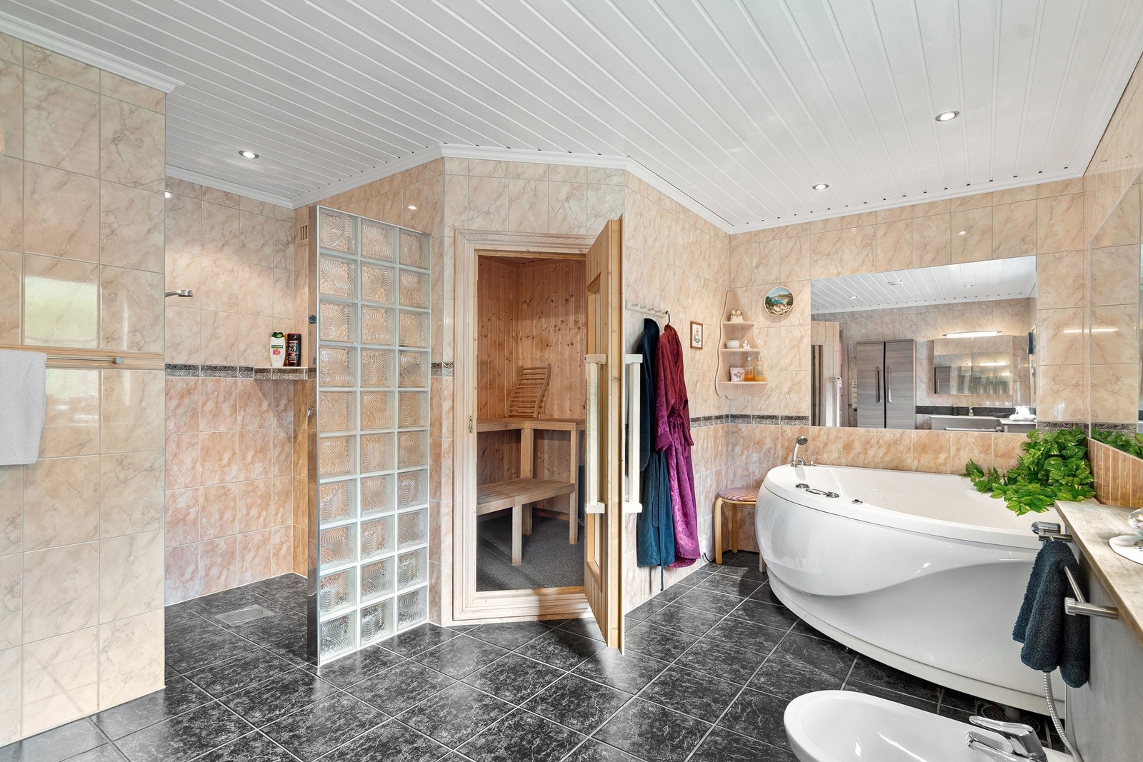 Badstue og badekar for topp avslapning Galleribilde