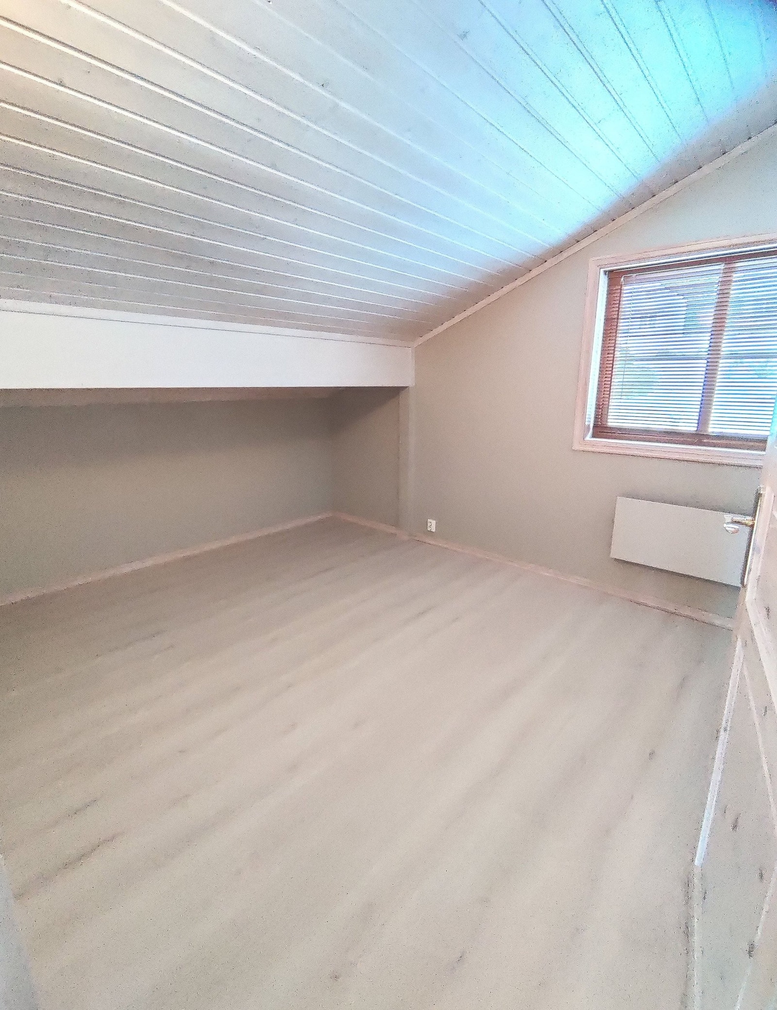 Soverom 1 og 2 i loftsetasje har fått nytt laminatgulv og nymalte vegger og tak Galleribilde