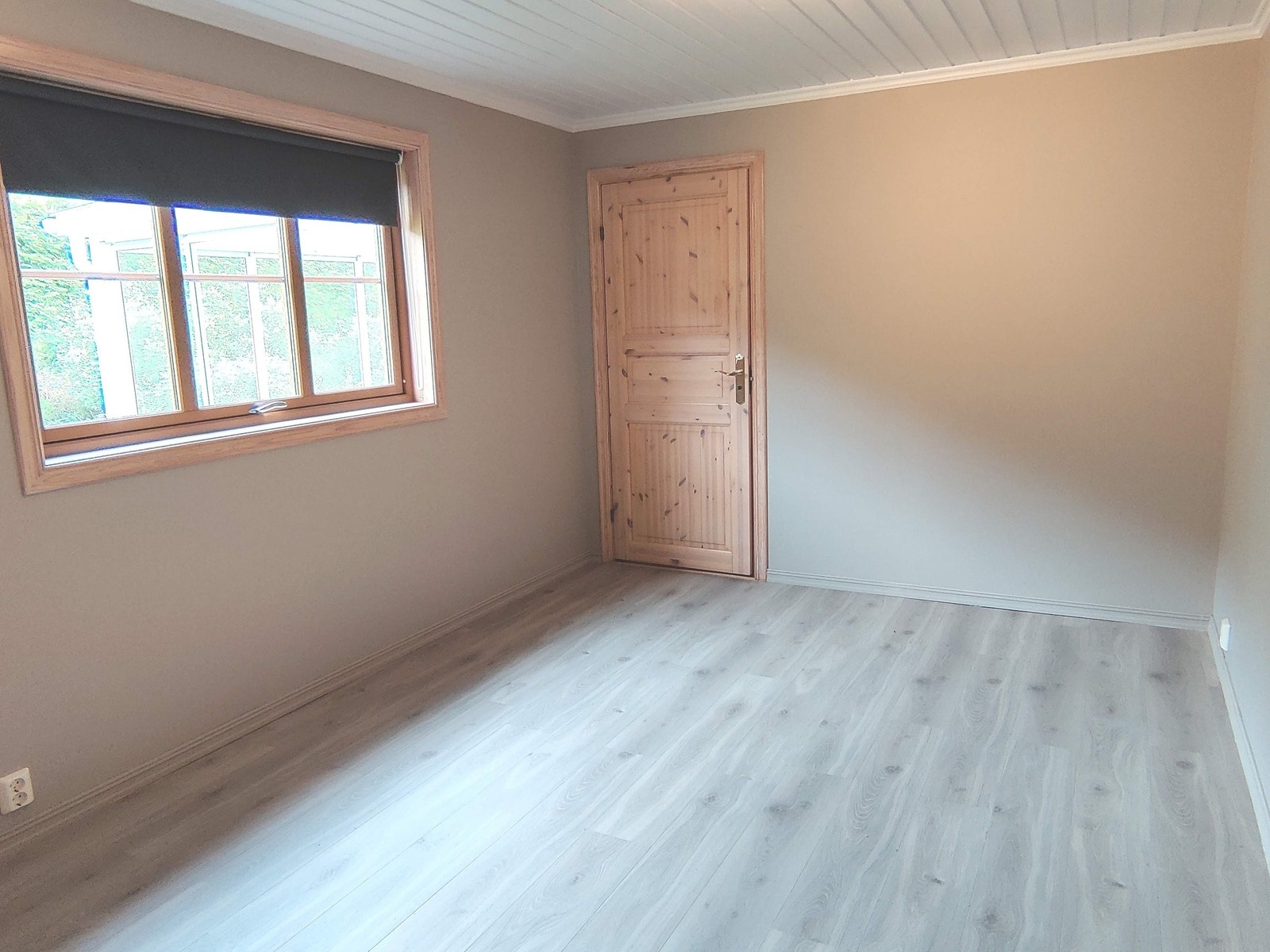 Hovedsoverom er nyoppusset med nytt laminatgulv og nymalte vegger og tak Galleribilde