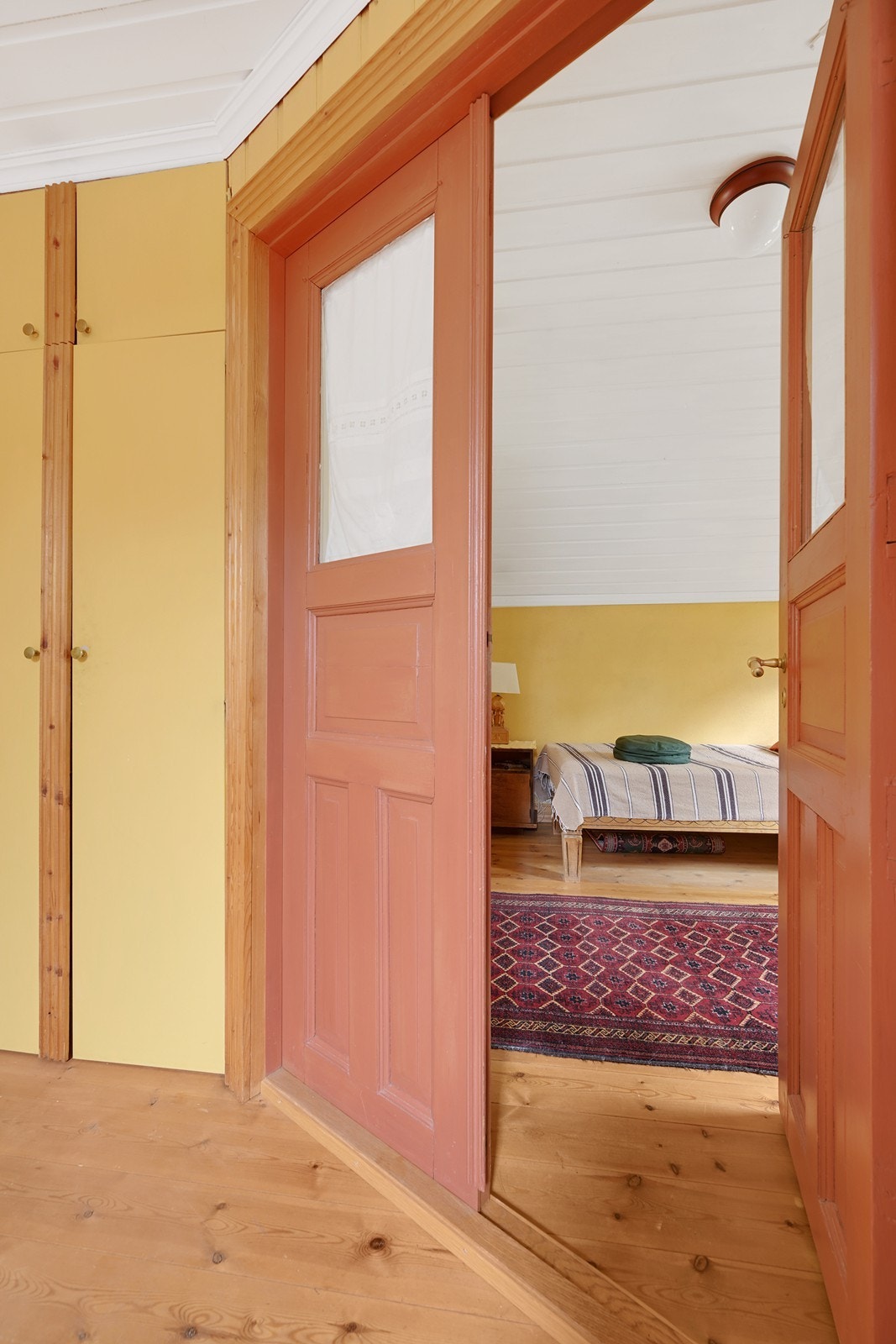 Gang hovedhus med dør inn til soverom 2 i 2. etasje Galleribilde