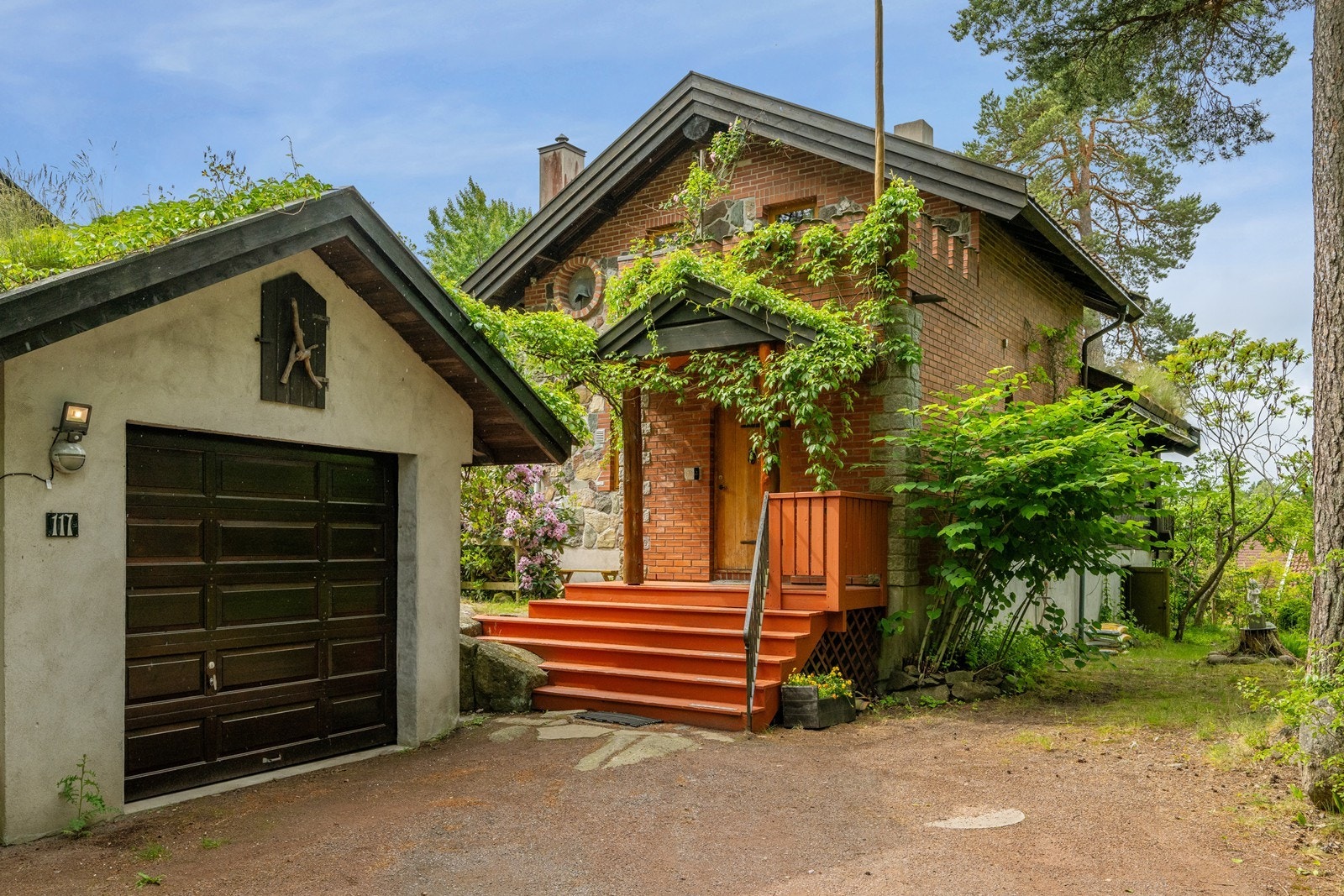 Hovedhuset og garasje. Galleribilde