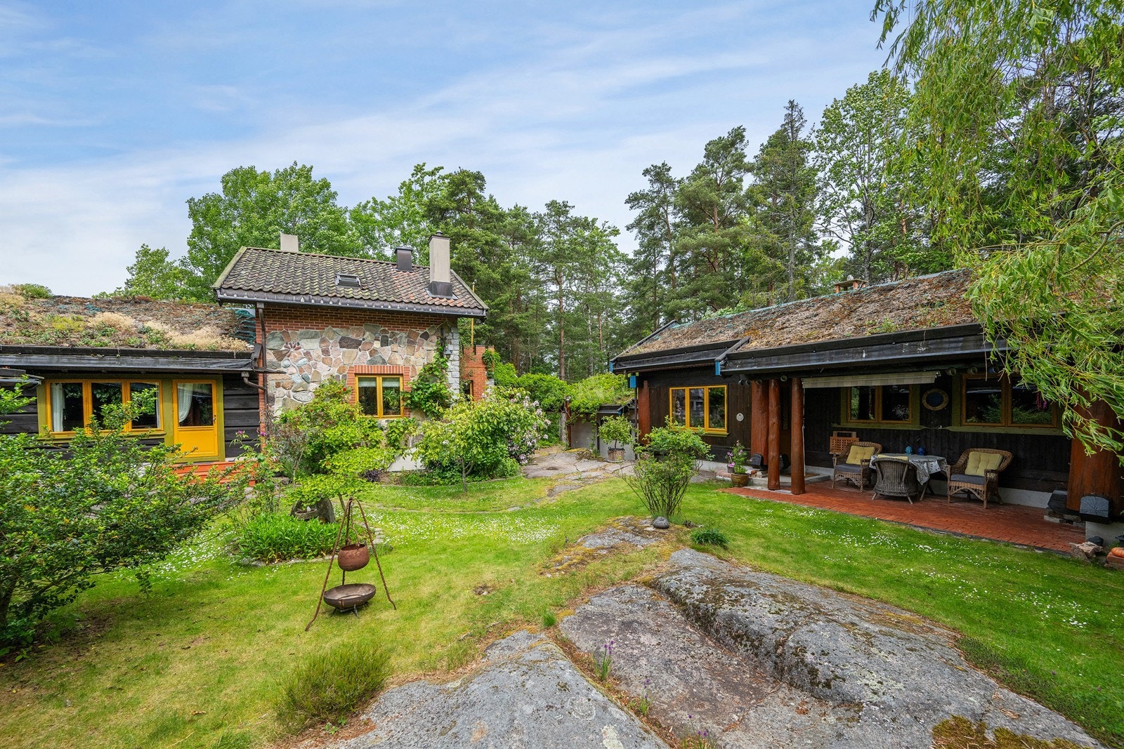 Hovedbygning og garasje/kontorbygning Galleribilde