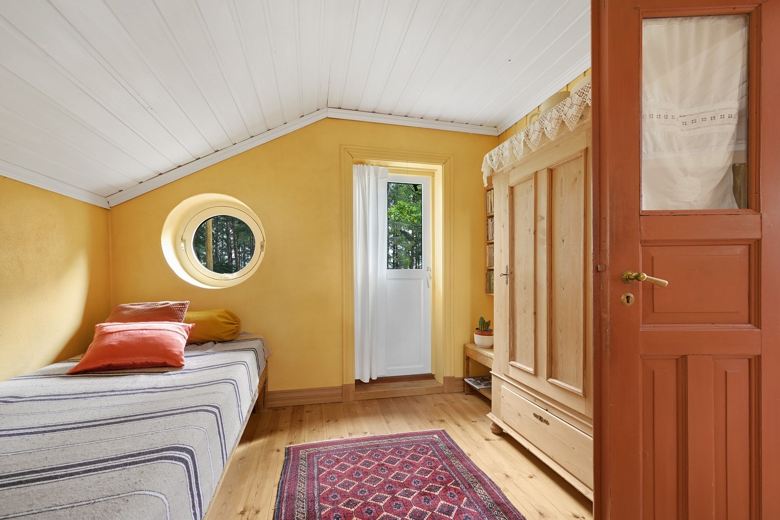 Soverom 2 i 2. etasje hovedhus med utgang til balkong Galleribilde