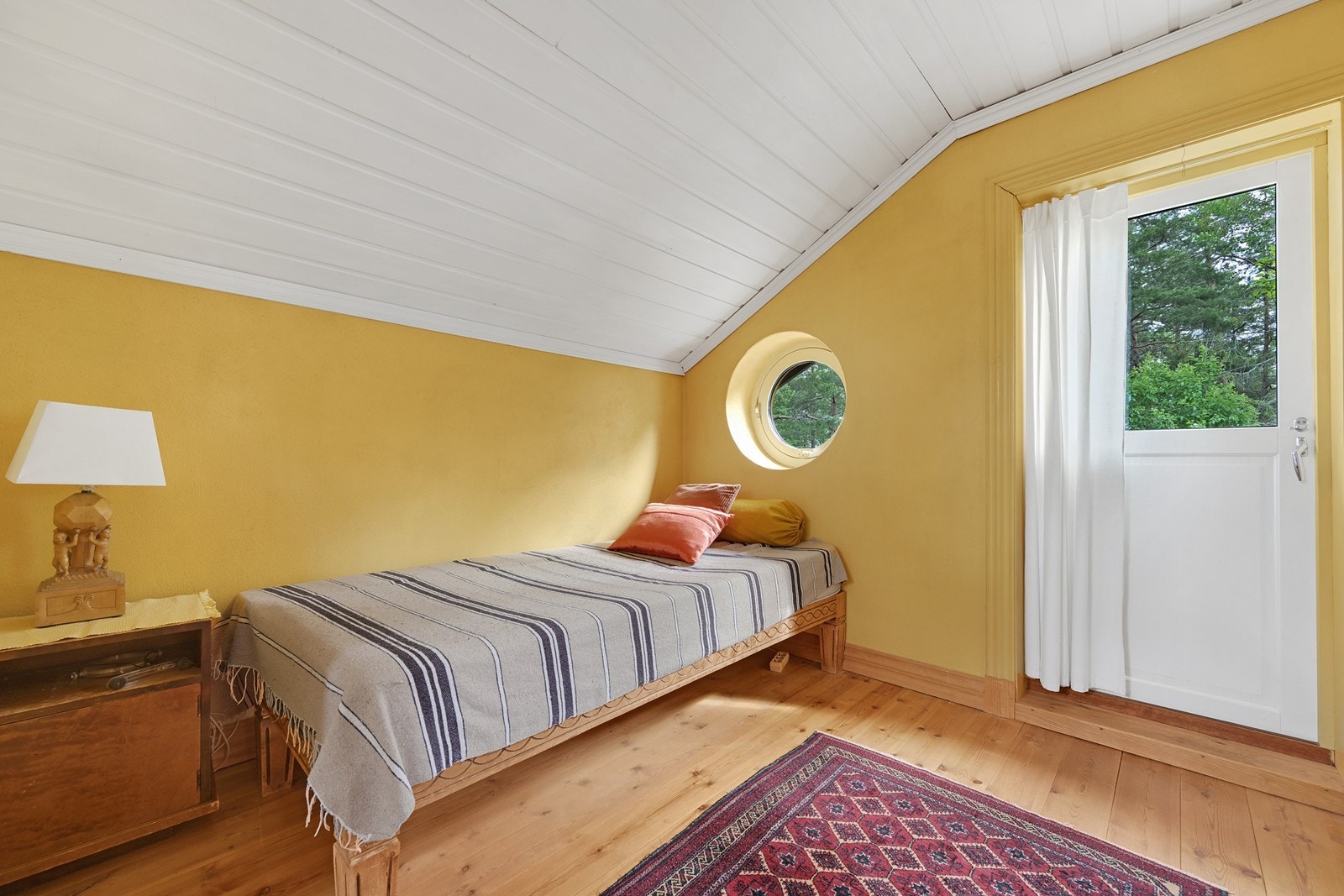 Soverom 2 i 2. etasje hovedhus med utgang til balkong Galleribilde