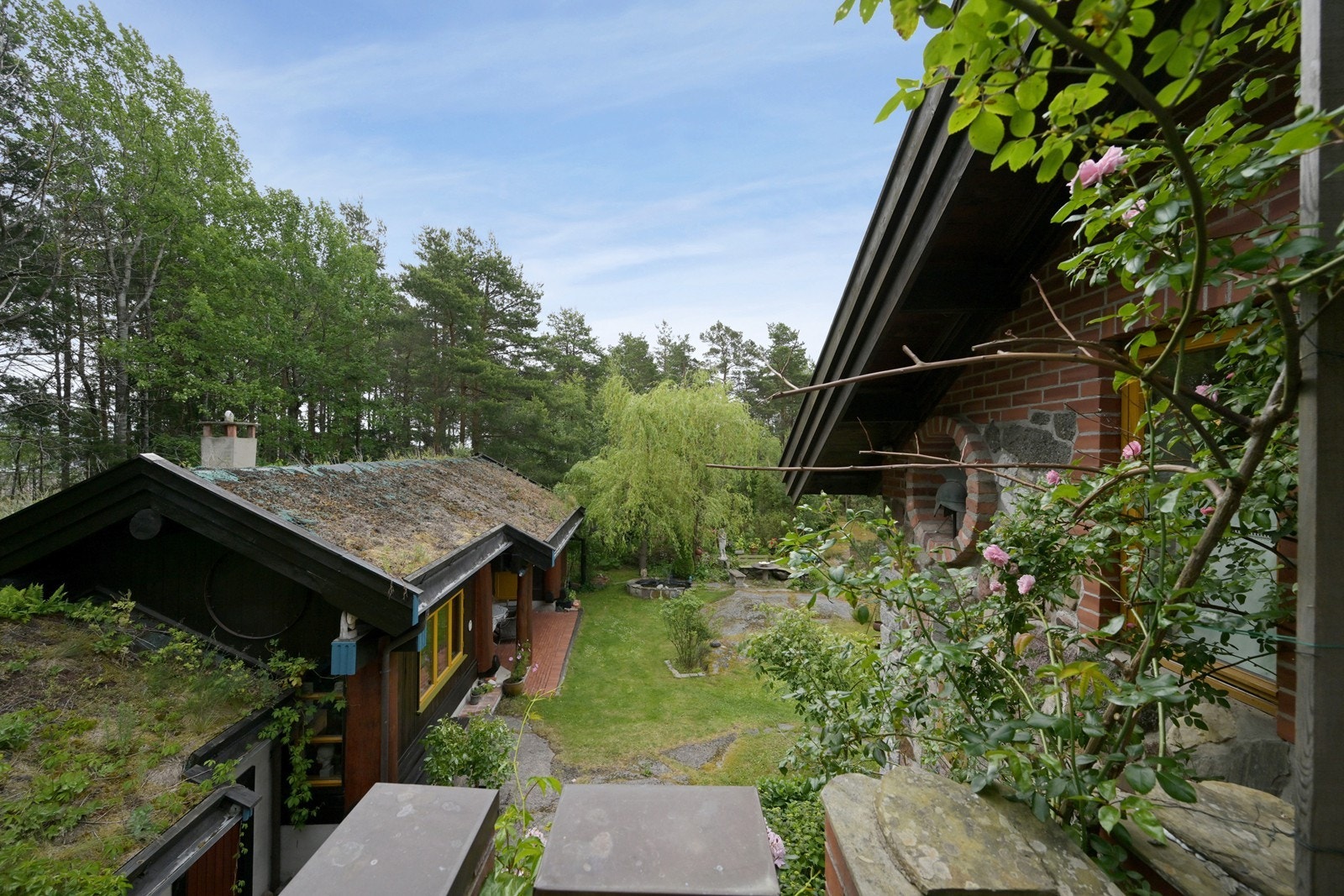 Garasje/kontorbygning sett fra balkong hovedbygning. Galleribilde