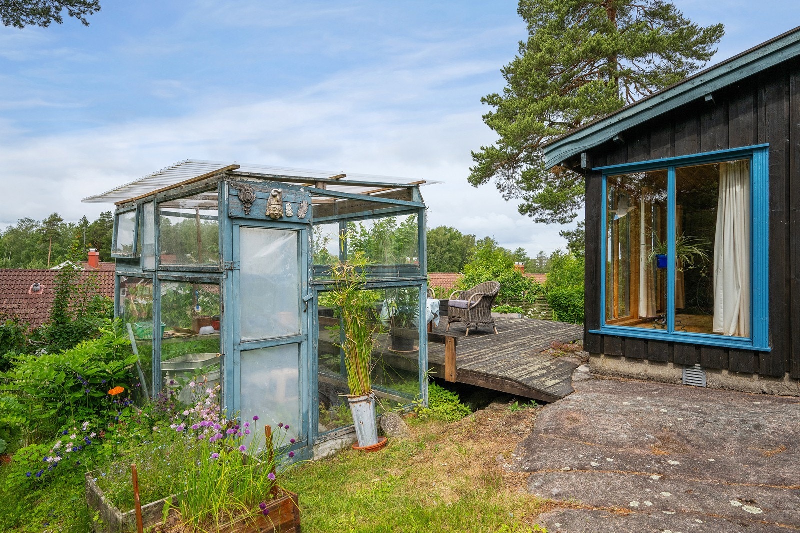 Terrasseplatting anneks og et lite drivhus. Galleribilde