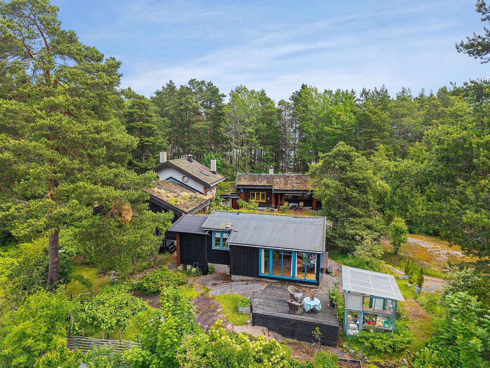 Eiendommen består av 3 bygninger som omkranser et lite tun. Galleribilde