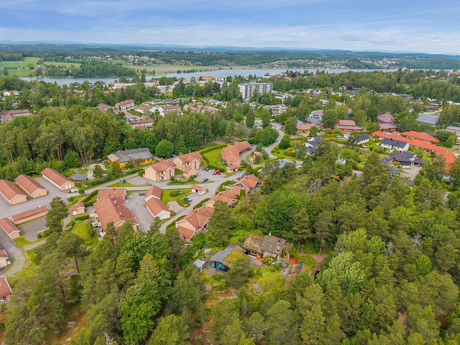 Eiendommen ligger meget usjenert til, men likevel supersentralt på Vestskogen. Galleribilde