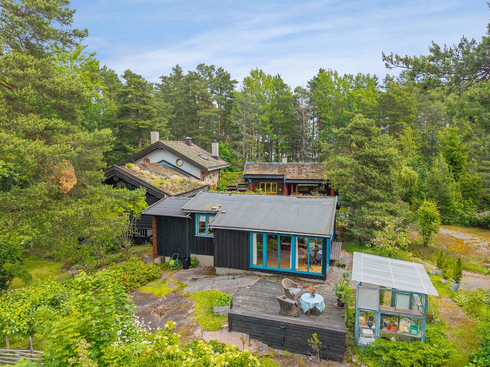 Eiendommen består av 3 bygninger som omkranser et lite tun. Galleribilde