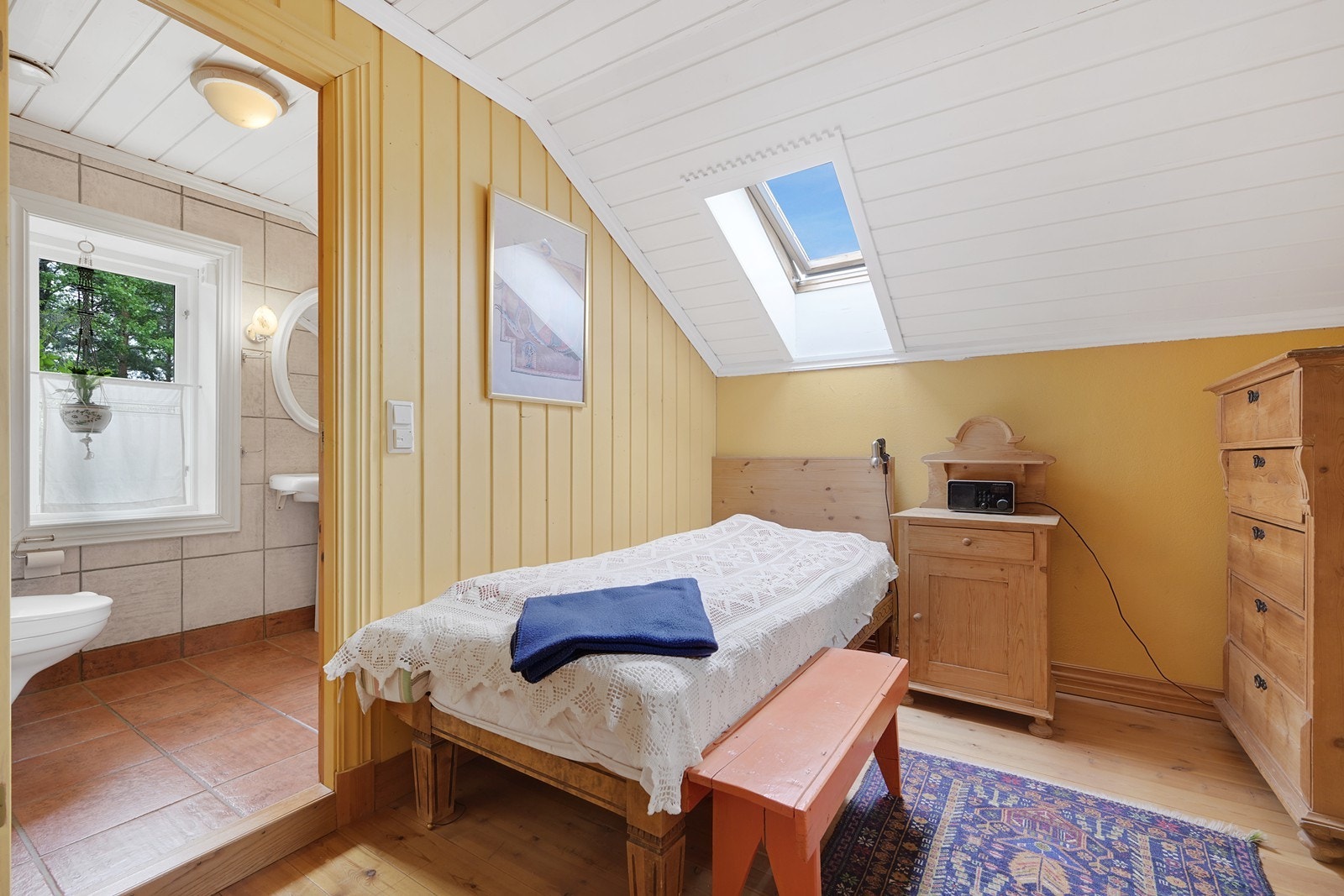 Soverom 1 hovedhus 2. etasje med adkomst til bad/wc Galleribilde