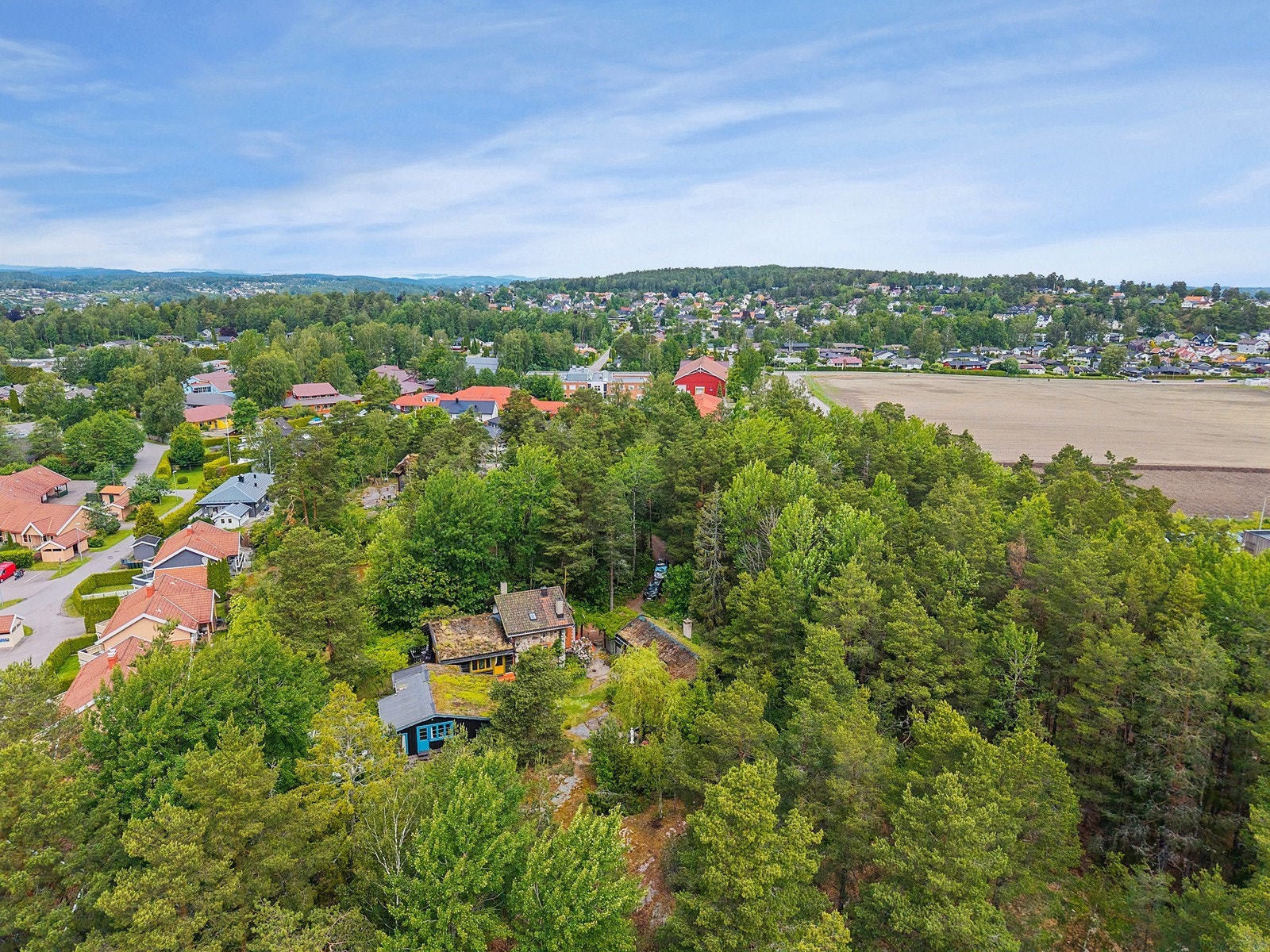 Eiendommen ligger meget usjenert til, men likevel supersentralt på Vestskogen. Galleribilde