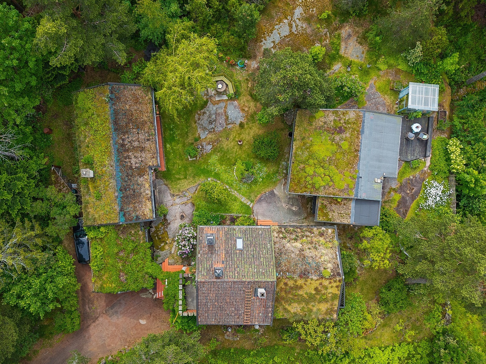 Eiendommen består av 3 bygninger som omkranser et lite tun. Galleribilde