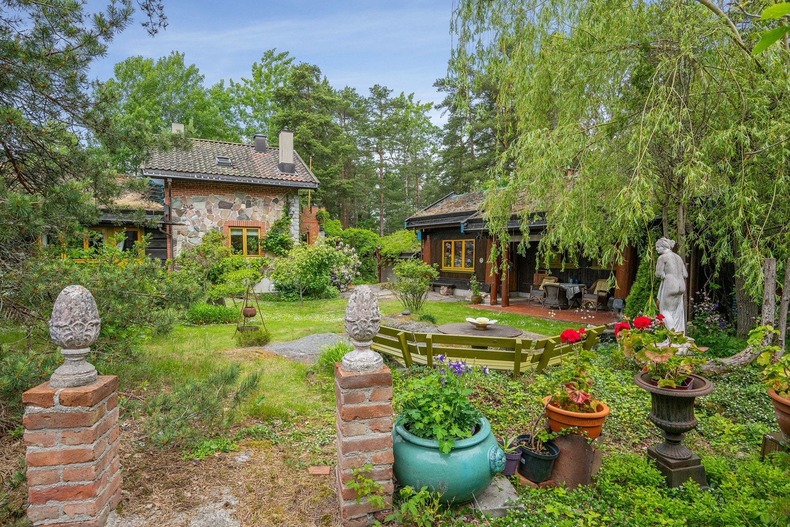 Eiendommen består av 3 bygninger som omkranser et lite tun. Galleribilde