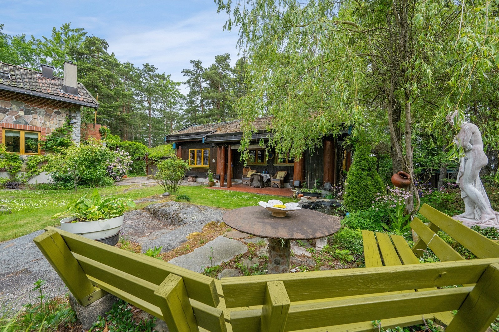 Eiendommen består av 3 bygninger som omkranser et lite tun. Galleribilde