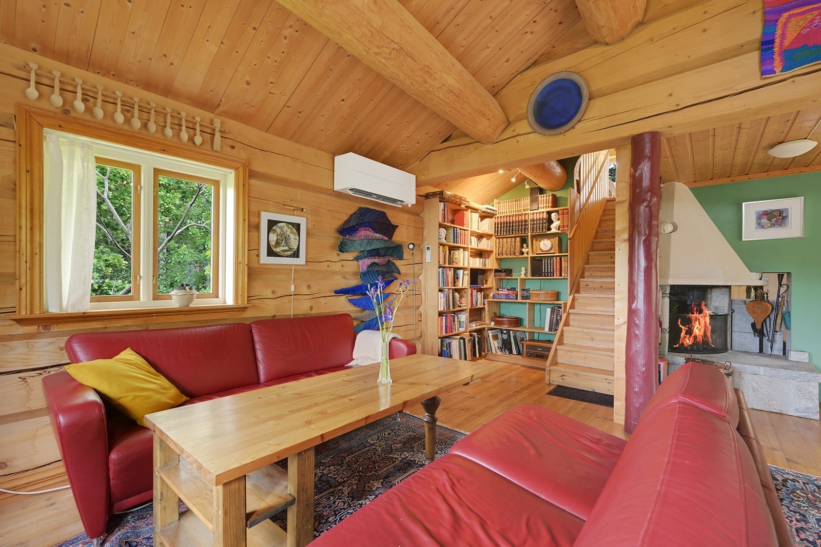 Stue hovedhus med trapp opp til 2. etasje Galleribilde