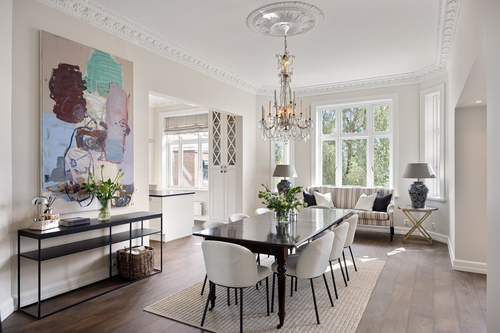 Hele leiligheten har blitt malt både tak, vegger og lister i 2025, og gulvet har blitt overflatebehandlet samme år. Galleribilde