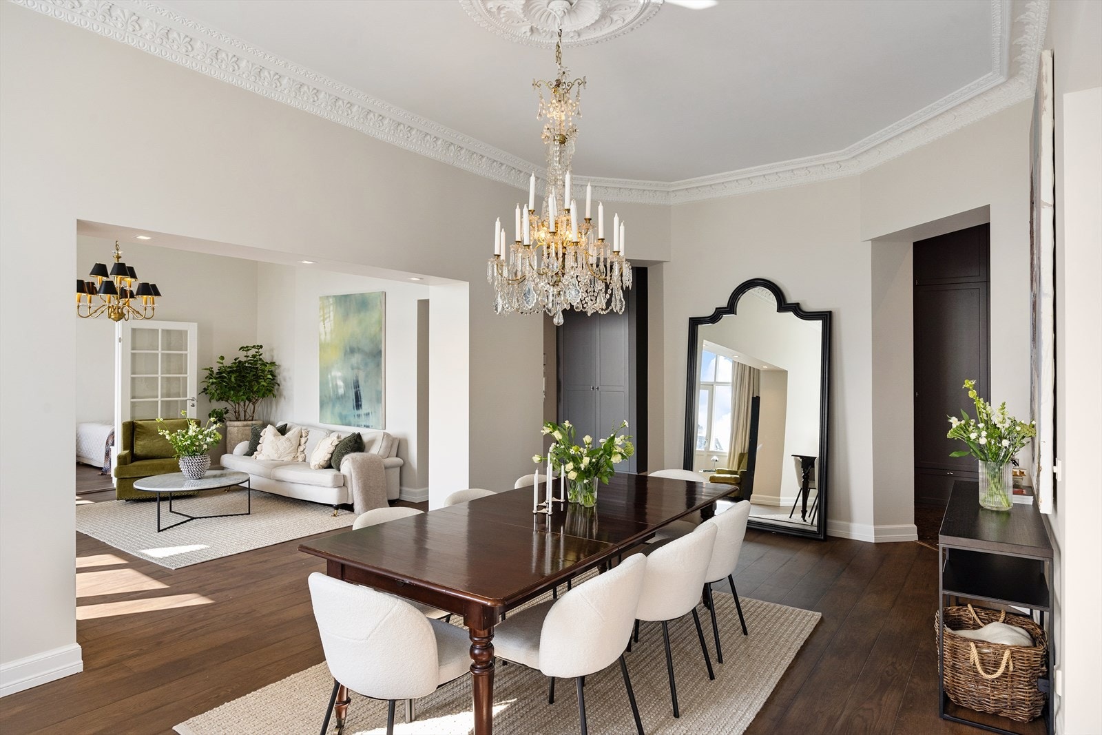 Leiligheten over har lagt lydisolering i gulvet, noe som bidrar til et rolig og stille bomiljø. Galleribilde