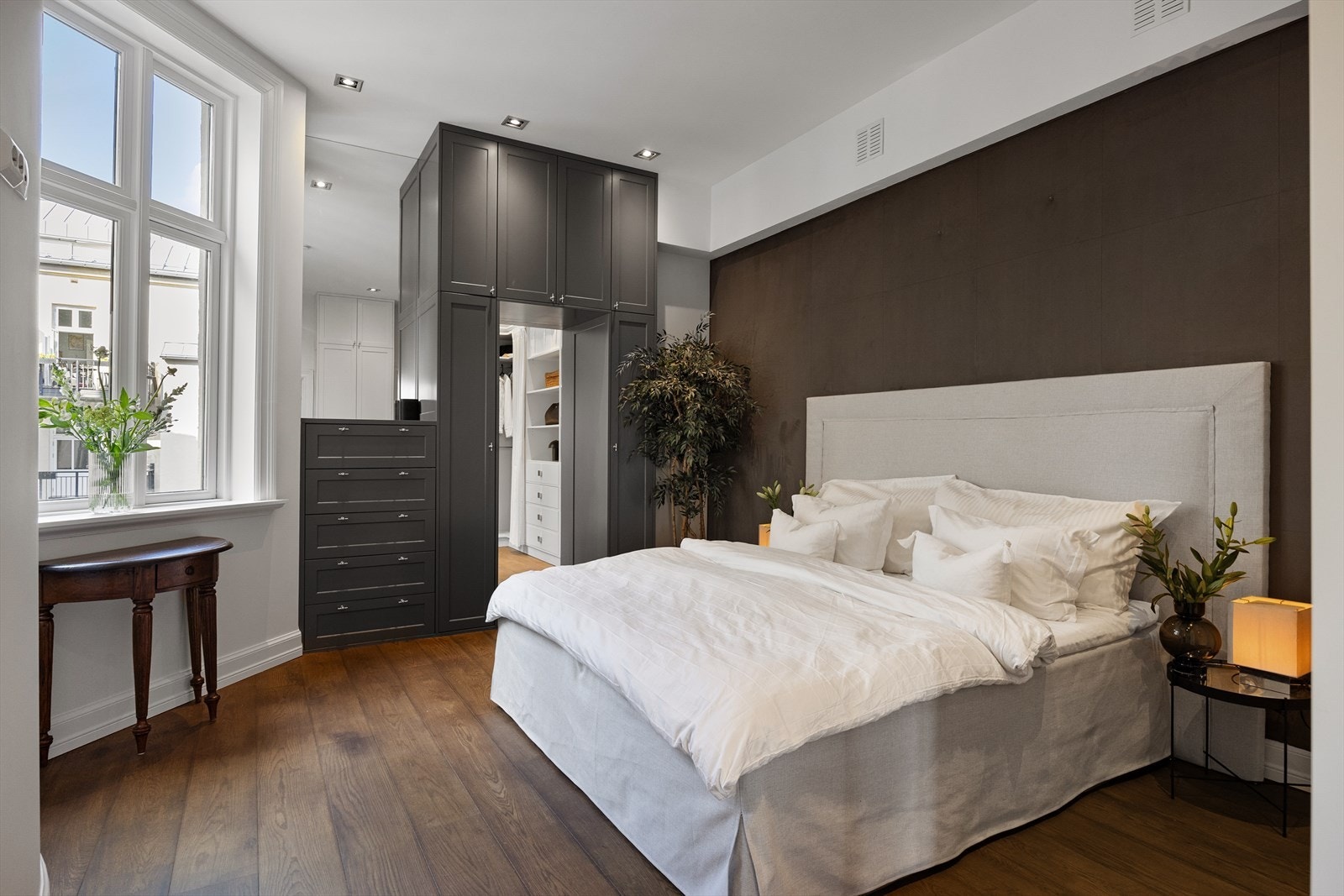 Stort og innbydende soverom med en luksuriøs hotellfølelse. Soverommet er vendt mot stille og rolig bakgård. Galleribilde