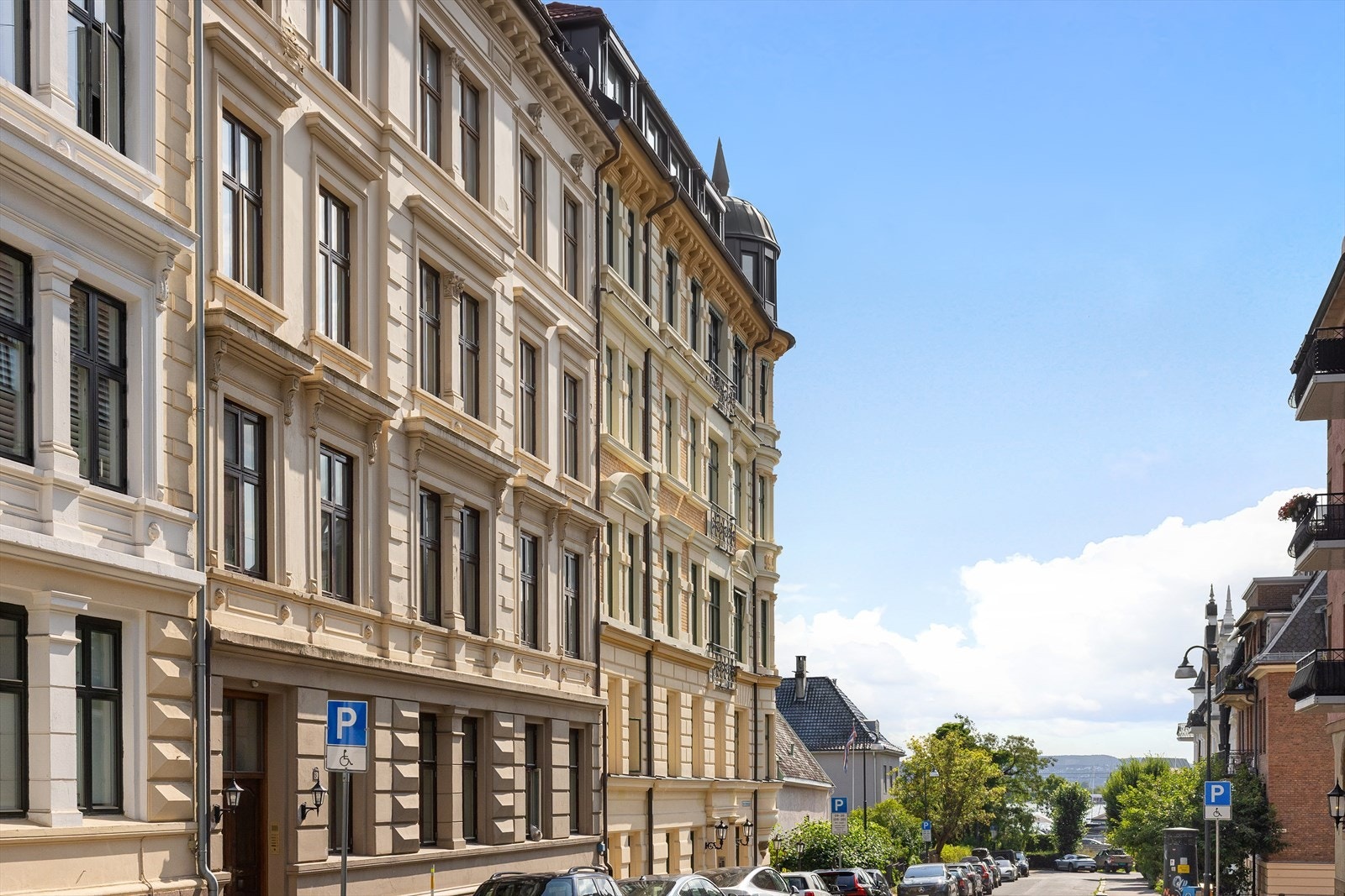 Det er inngang til bygget fra Bjørn Farmanns gate. Galleribilde