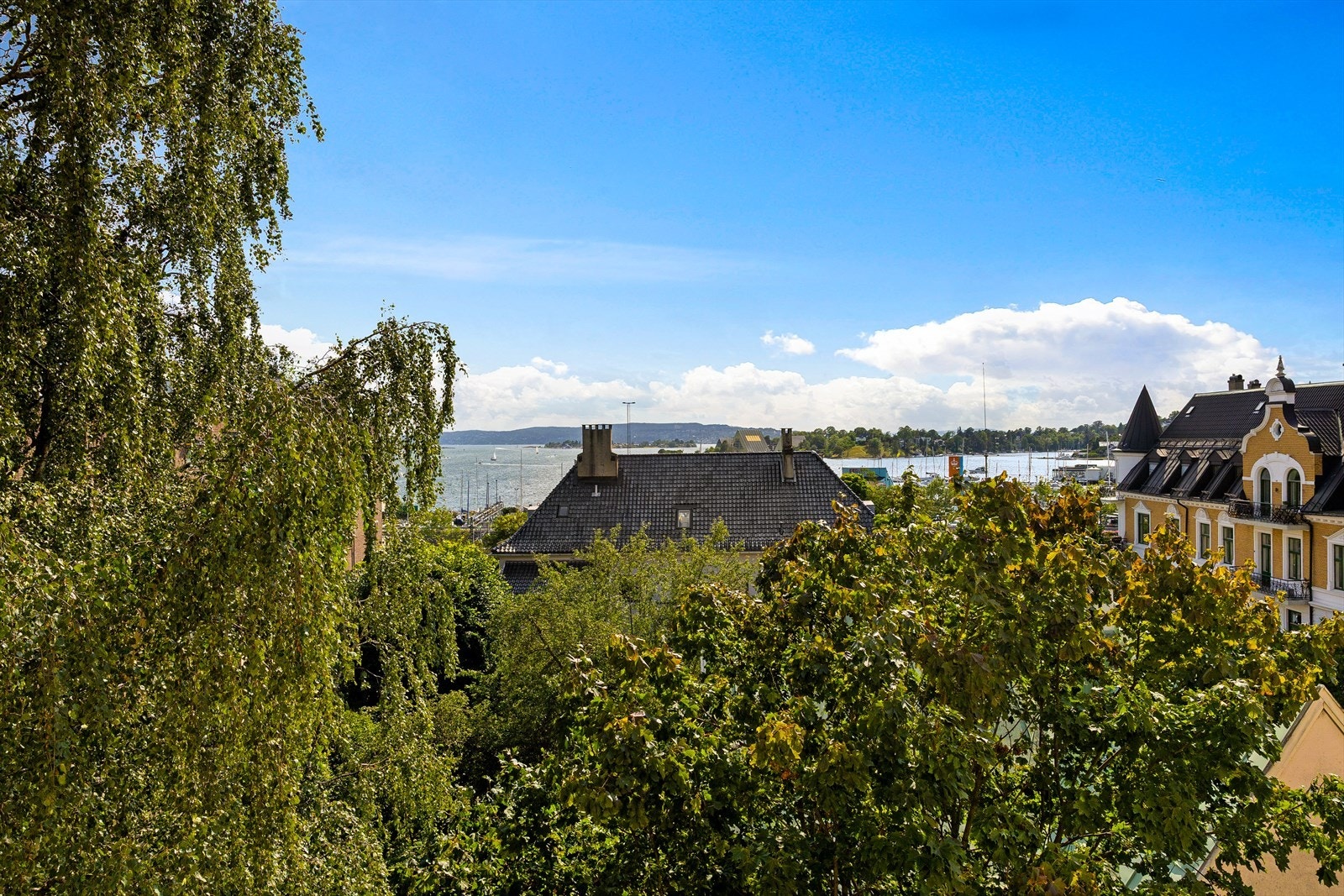 Balkongen ligger sørvendt og byr på en fantastisk utsikt mot Frognerkilen og Bygdøy. Galleribilde