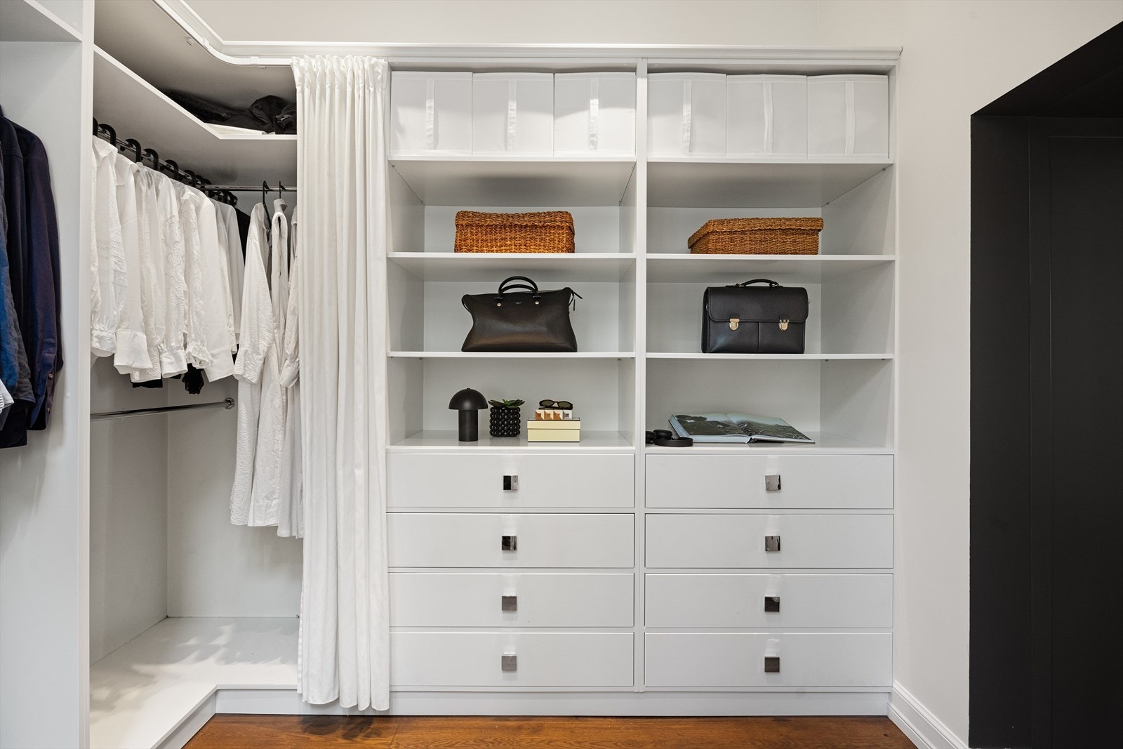 Det er god plass til lagring av klær og andre artikler. Galleribilde