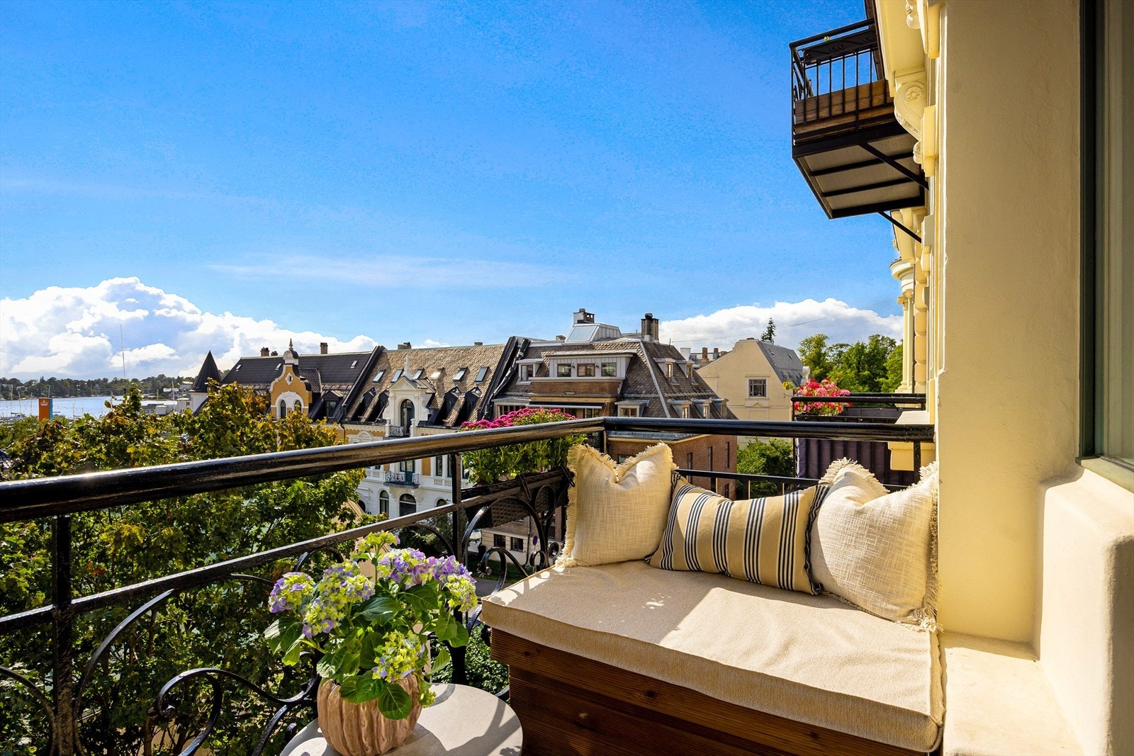 Her kan man kan nyte utsikt til flotte bygårder, frodige hager og sjøutsikt. Galleribilde