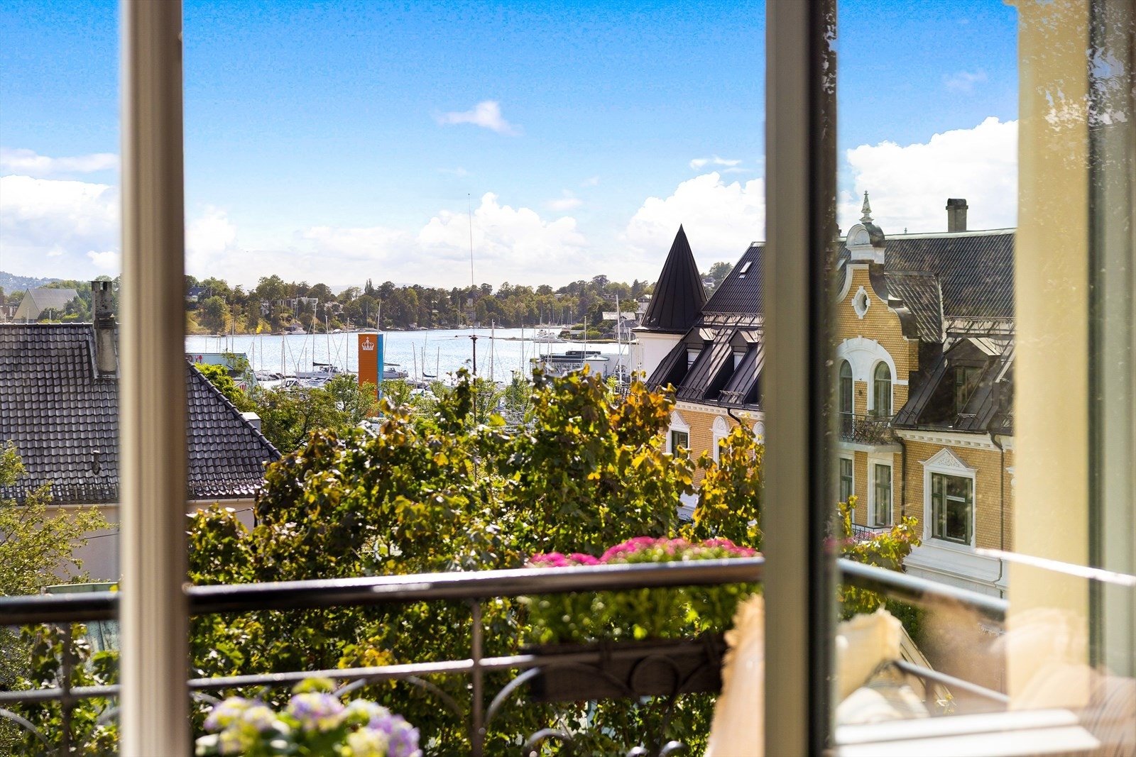 Boligen byr på en fantastisk utsikt og prima solforhold! Galleribilde