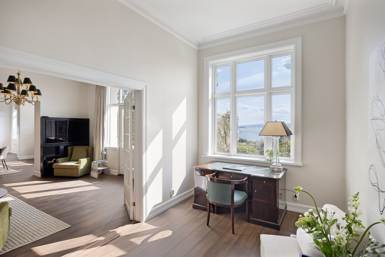 Romslig stue/soverom/kontor. Galleribilde