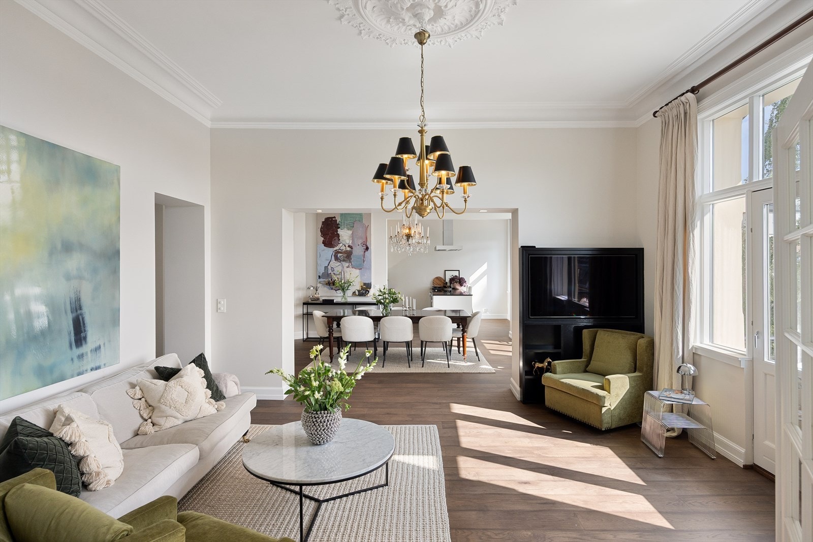 Leiligheten har en klassisk planløsning med tre stuer på rad, som gir en luftig og gjennomgående romfølelse. Galleribilde